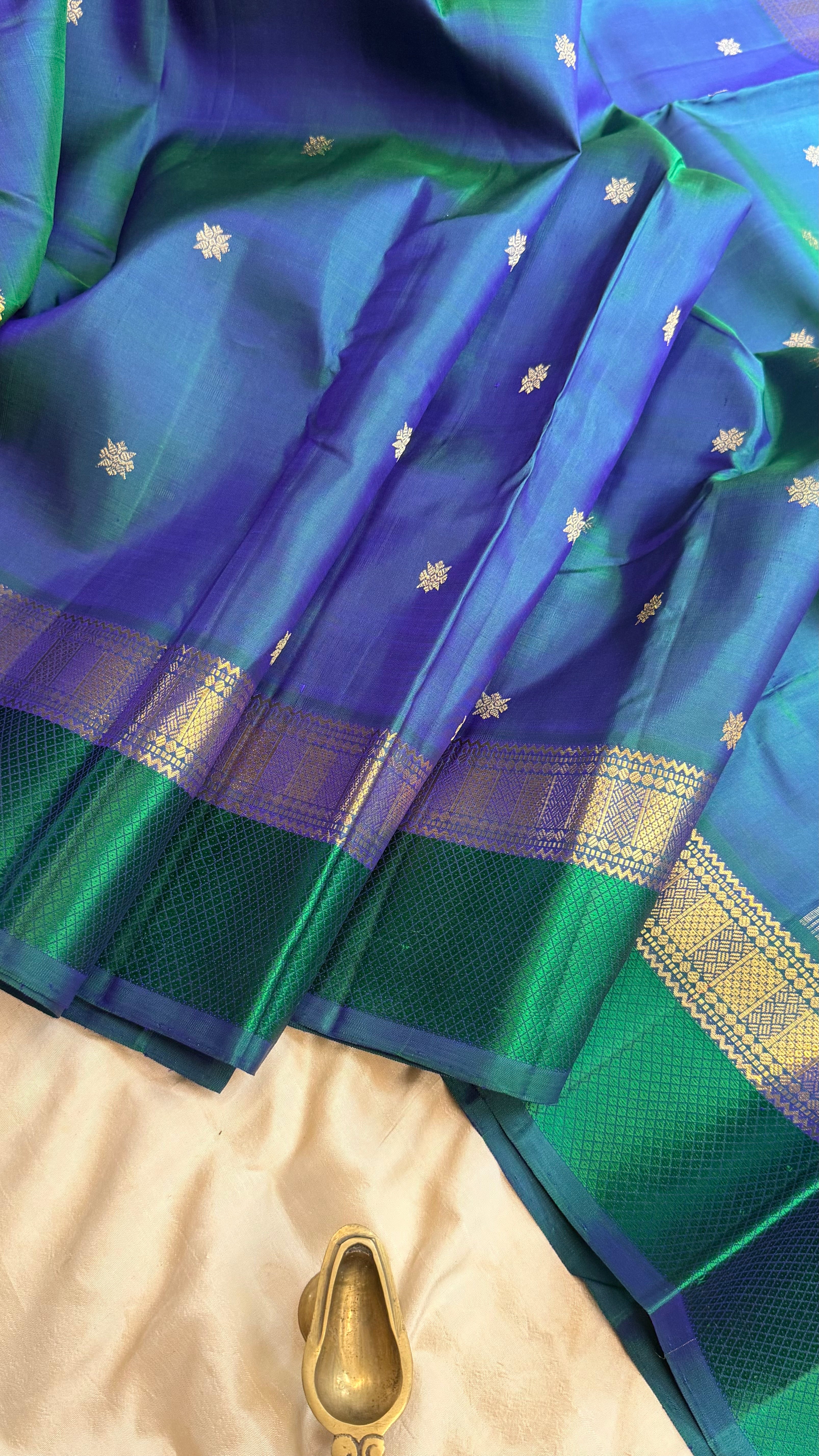 Mayilkazhuthu skirt border saree / Kanjipuram silk