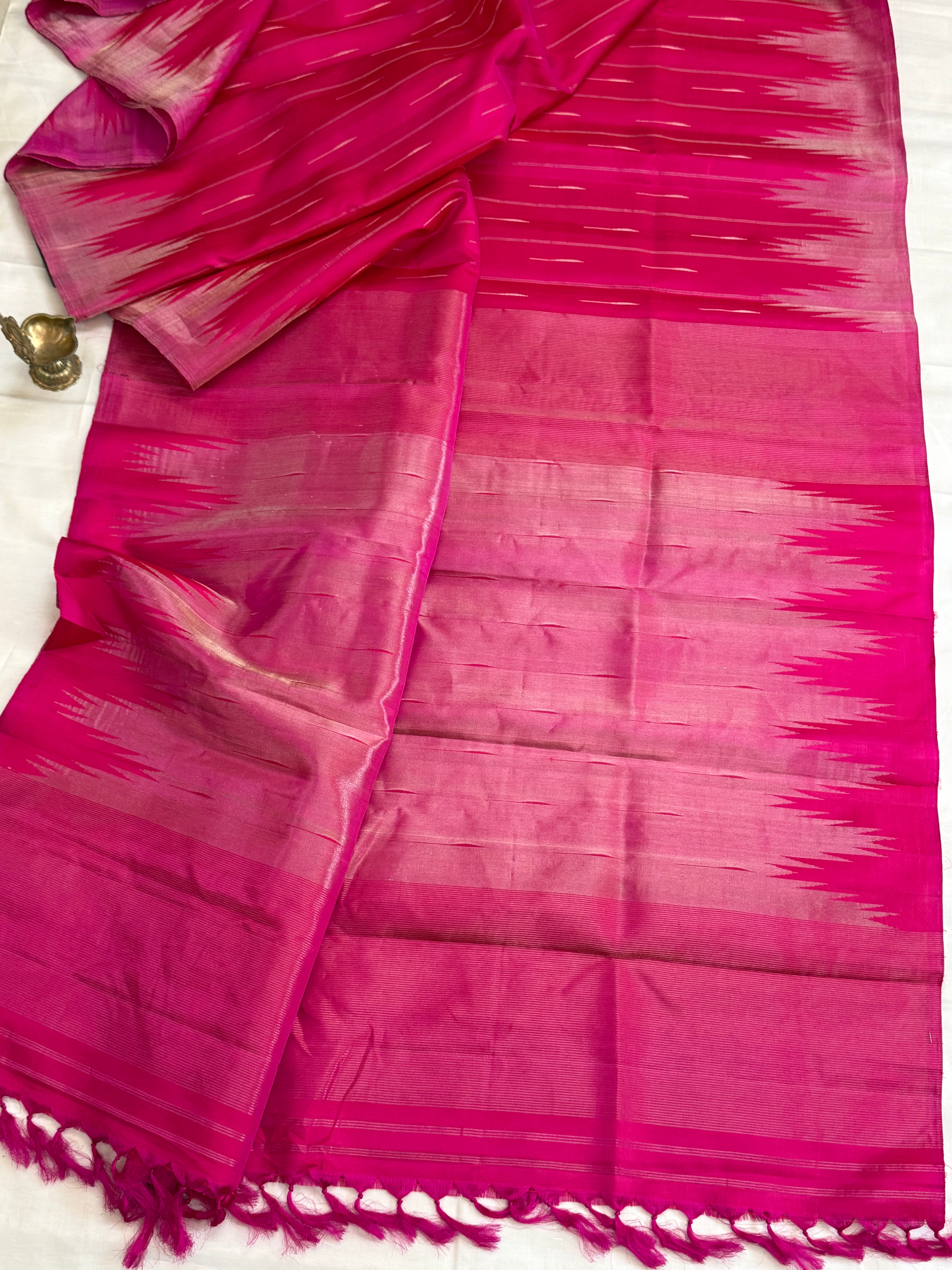 Fuchsia pink malli Moggu body with 8 kol border / Gadwal silk CLSA11300