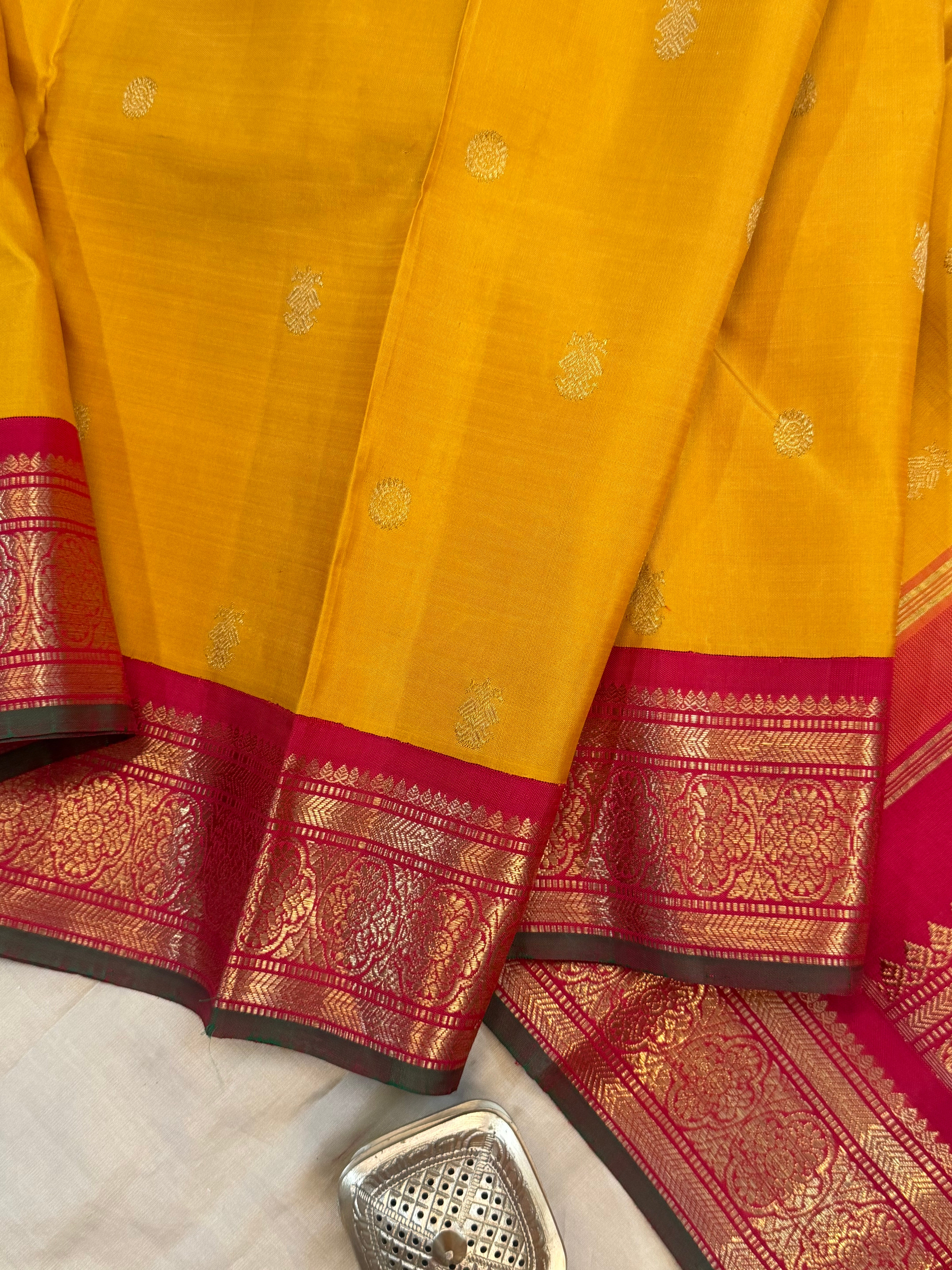 Golden manjal korvai / kanjipuram silk