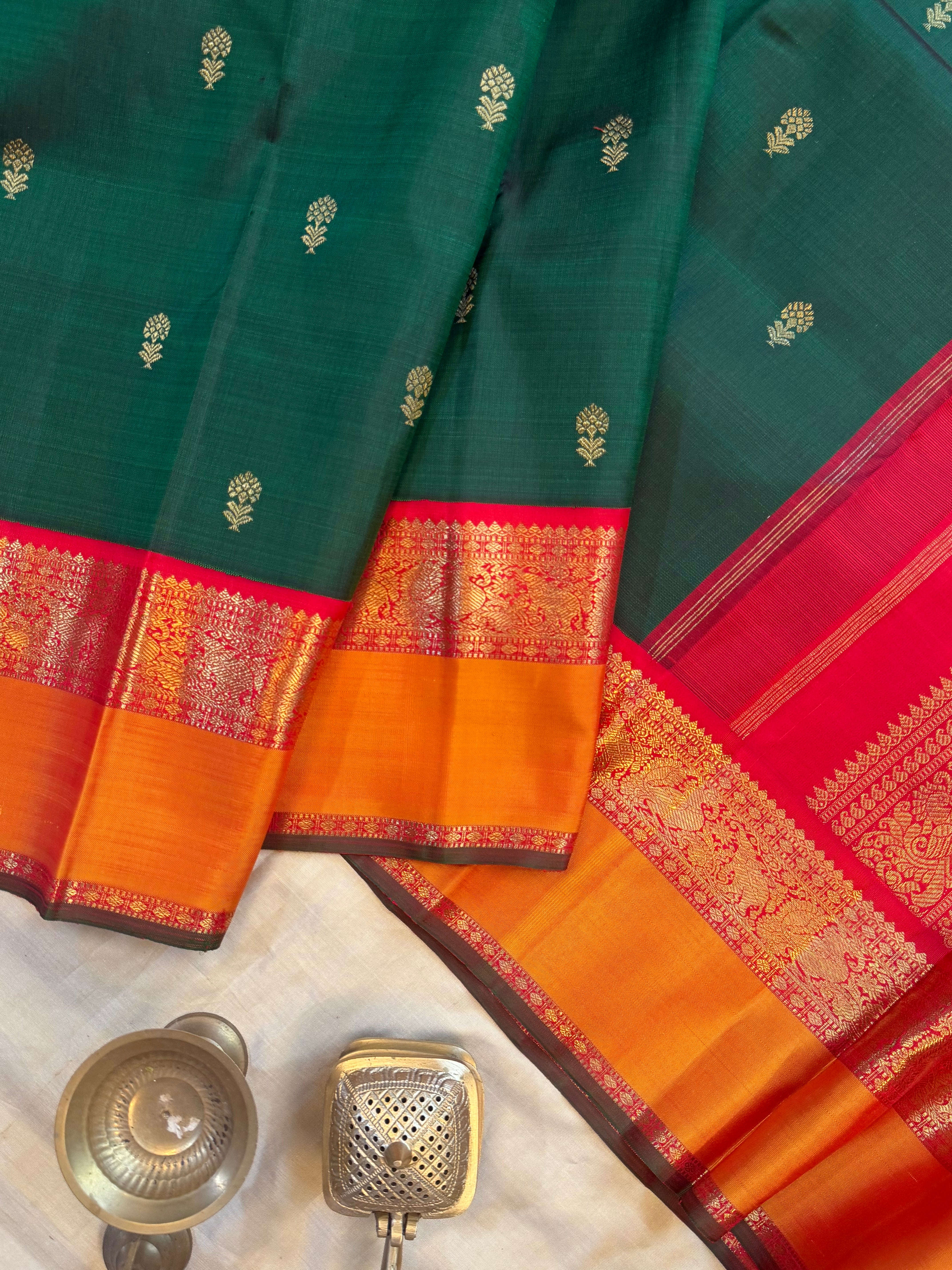 Dark green kaal erangina border / Kanjipuram silk