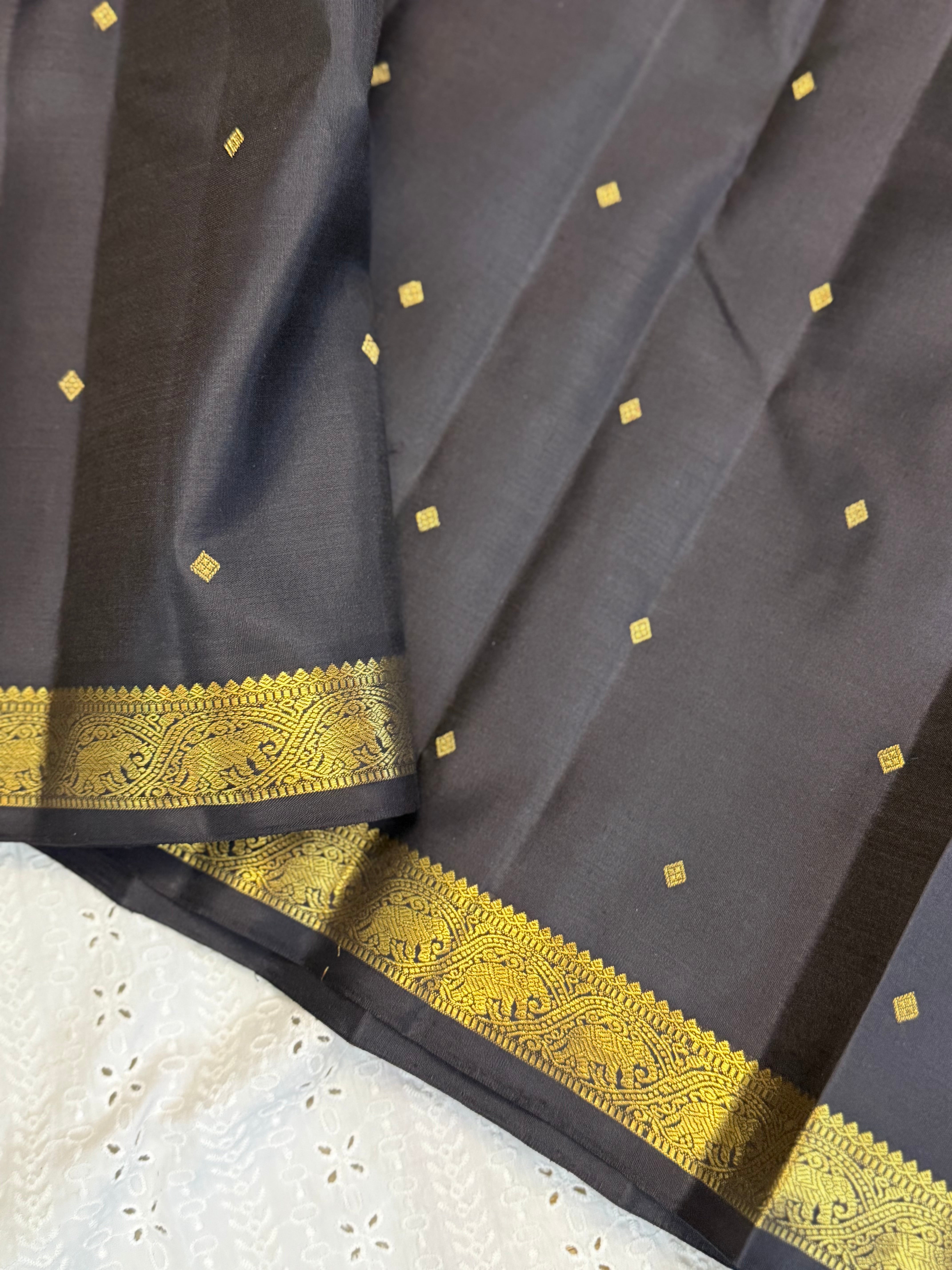 Black small border / Kanjipuram silk