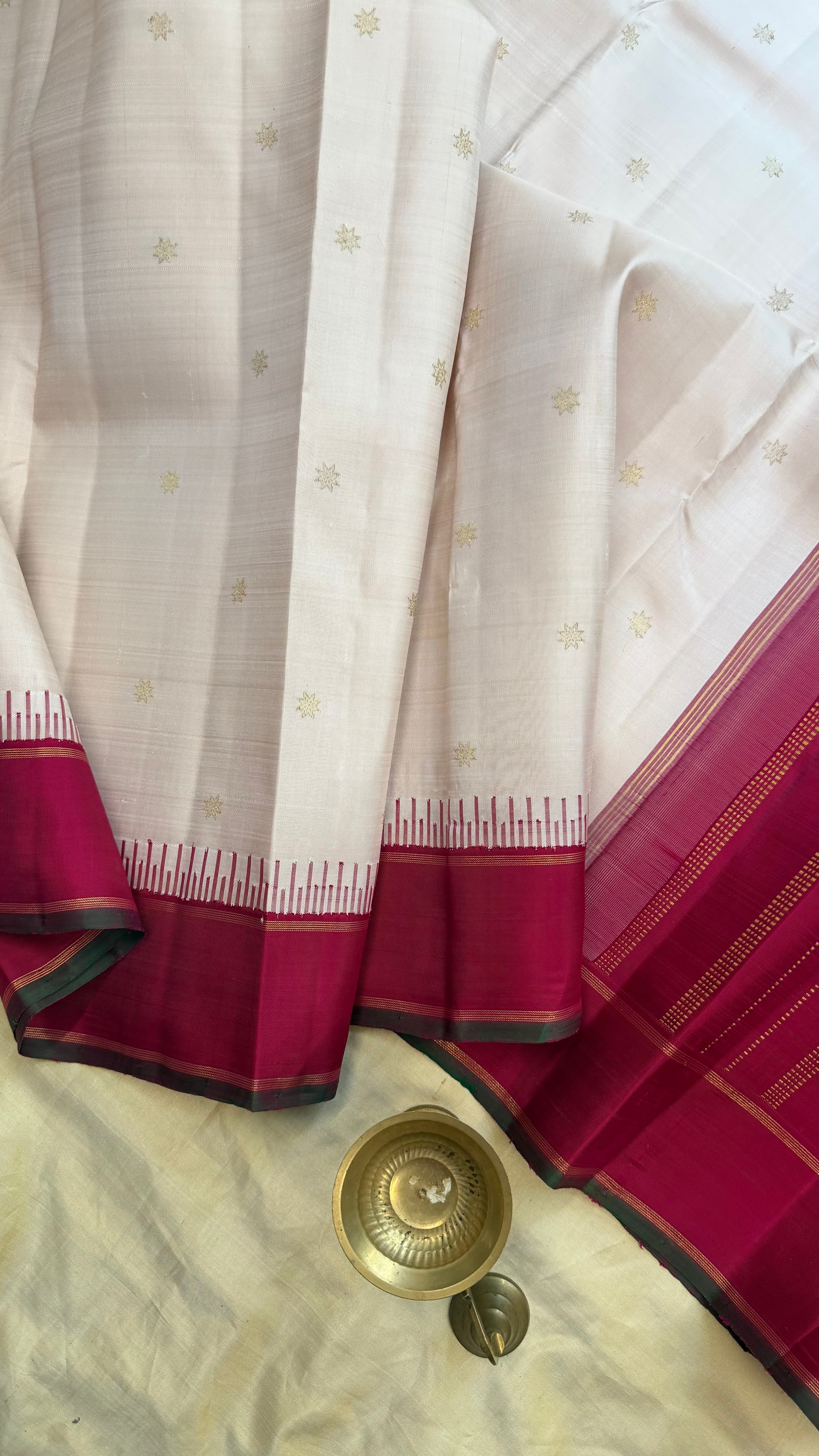 Off white seepu Korvai / Kanjipuram silk