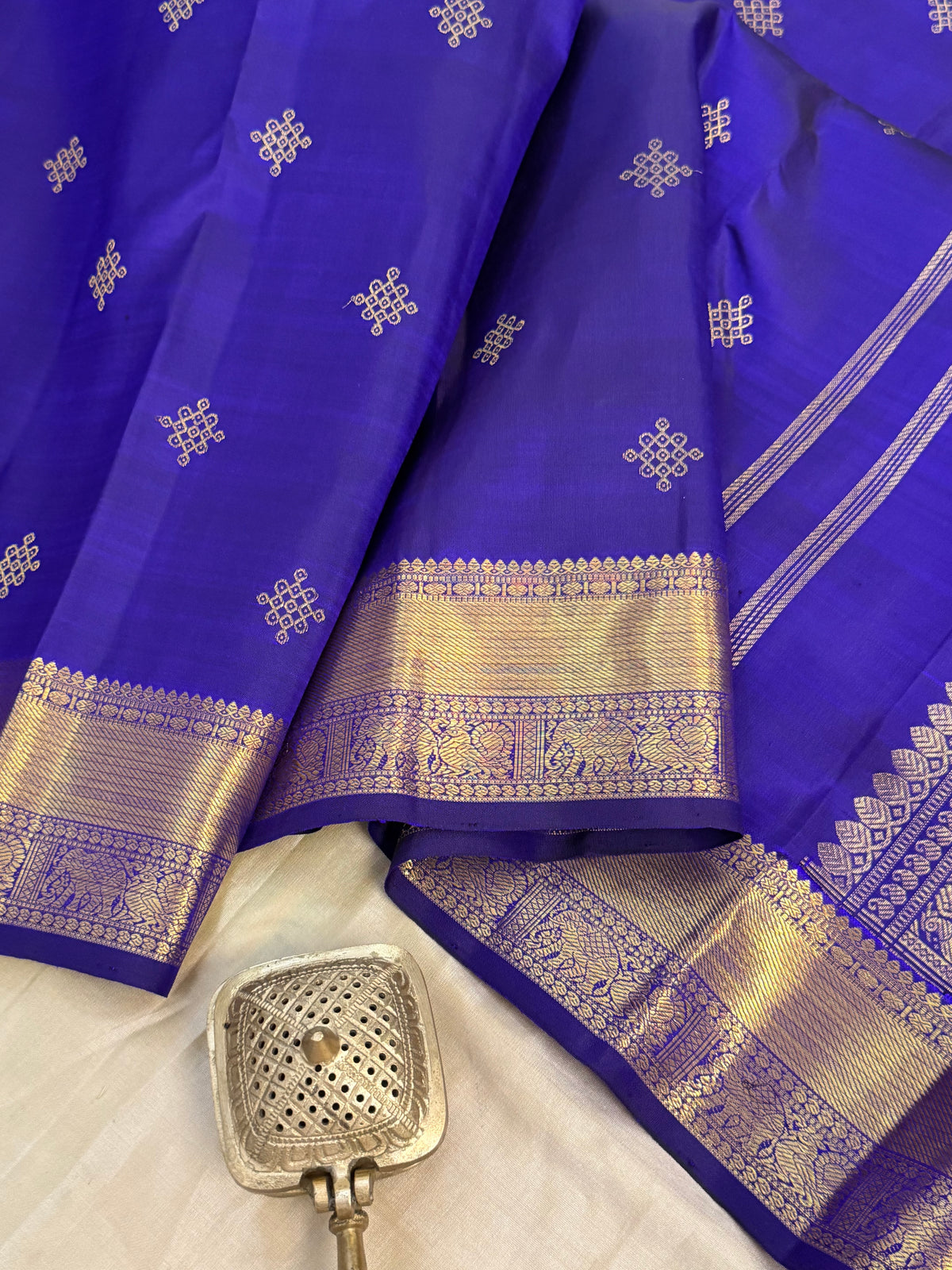Deep purple Kolam Butta / pure Zari Kanjipuram silk