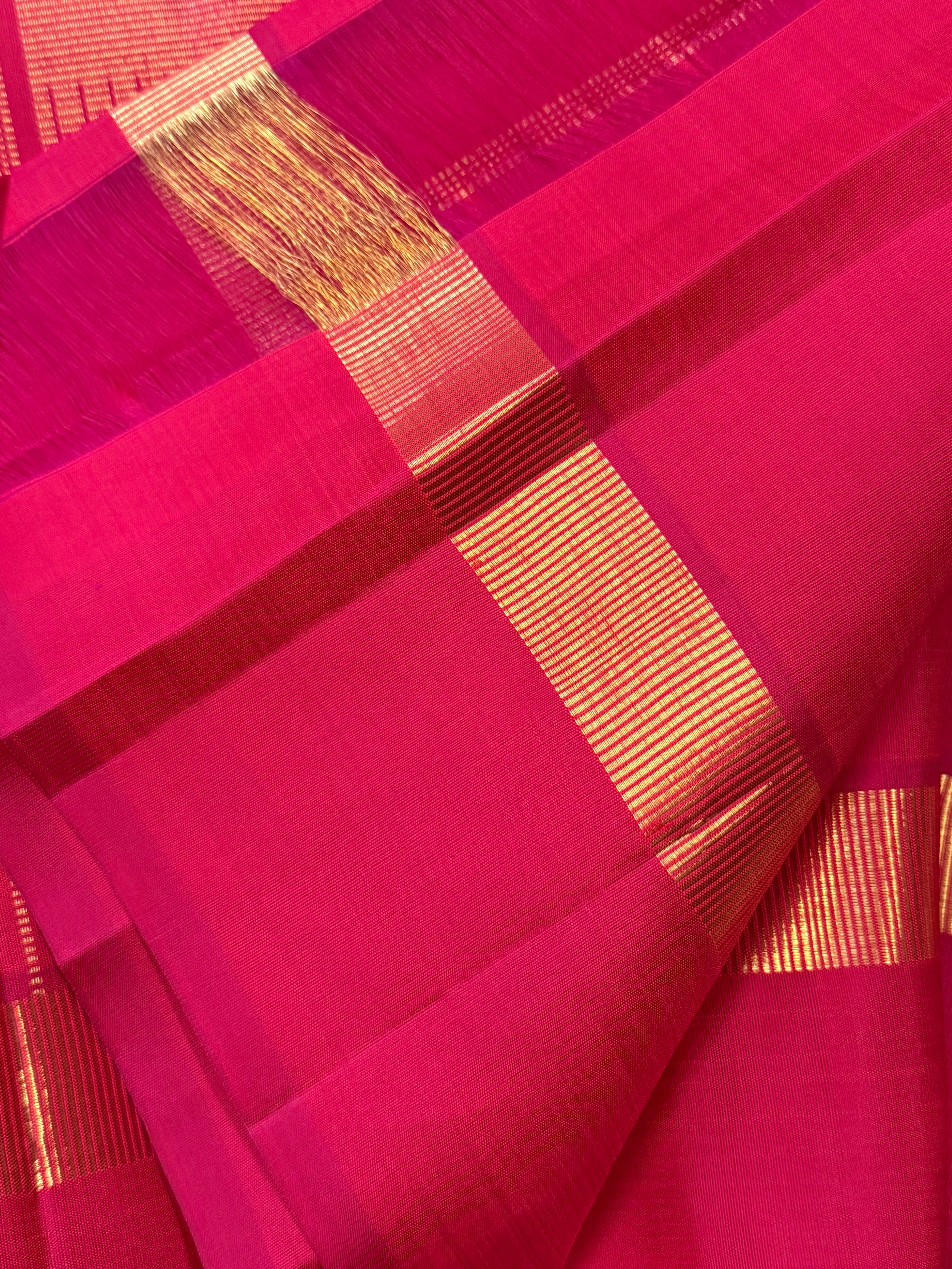Pinkish red oosi zari lines kaal erangina border/ Kanjipuram silk