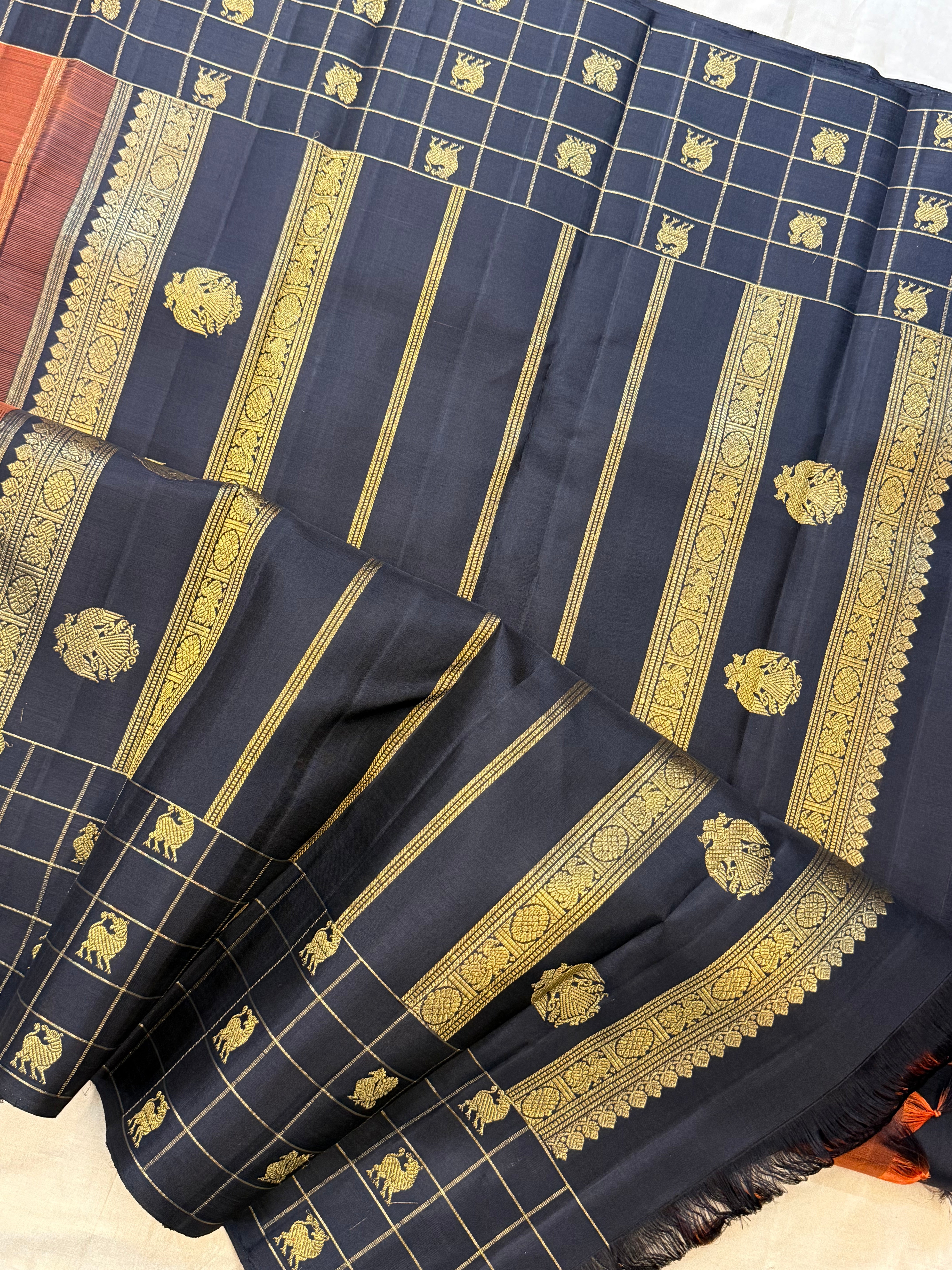 Rust malli moggu and black kattam border butta / Kanjipuram silk CL9998