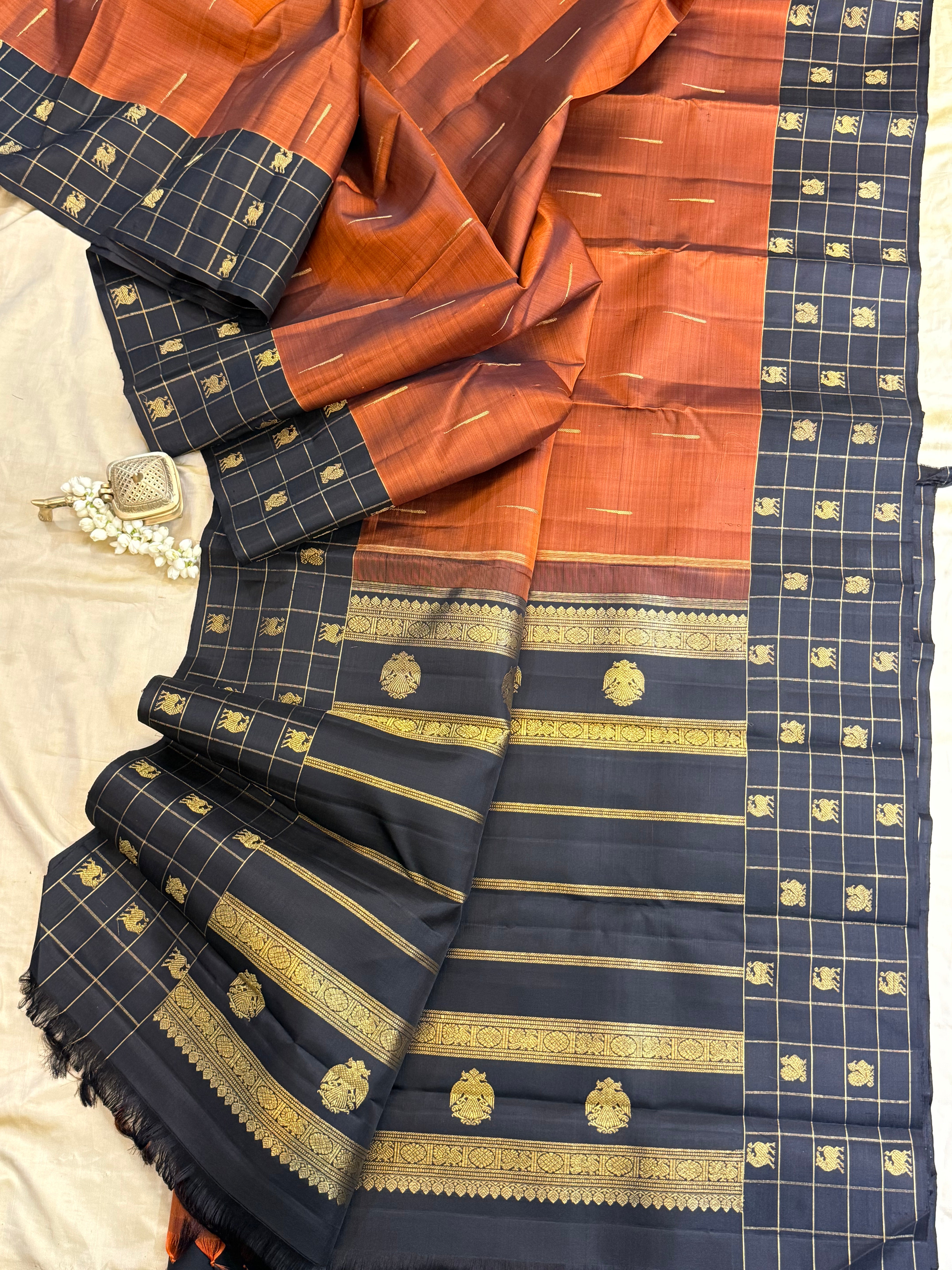 Rust malli moggu and black kattam border butta / Kanjipuram silk CL9998