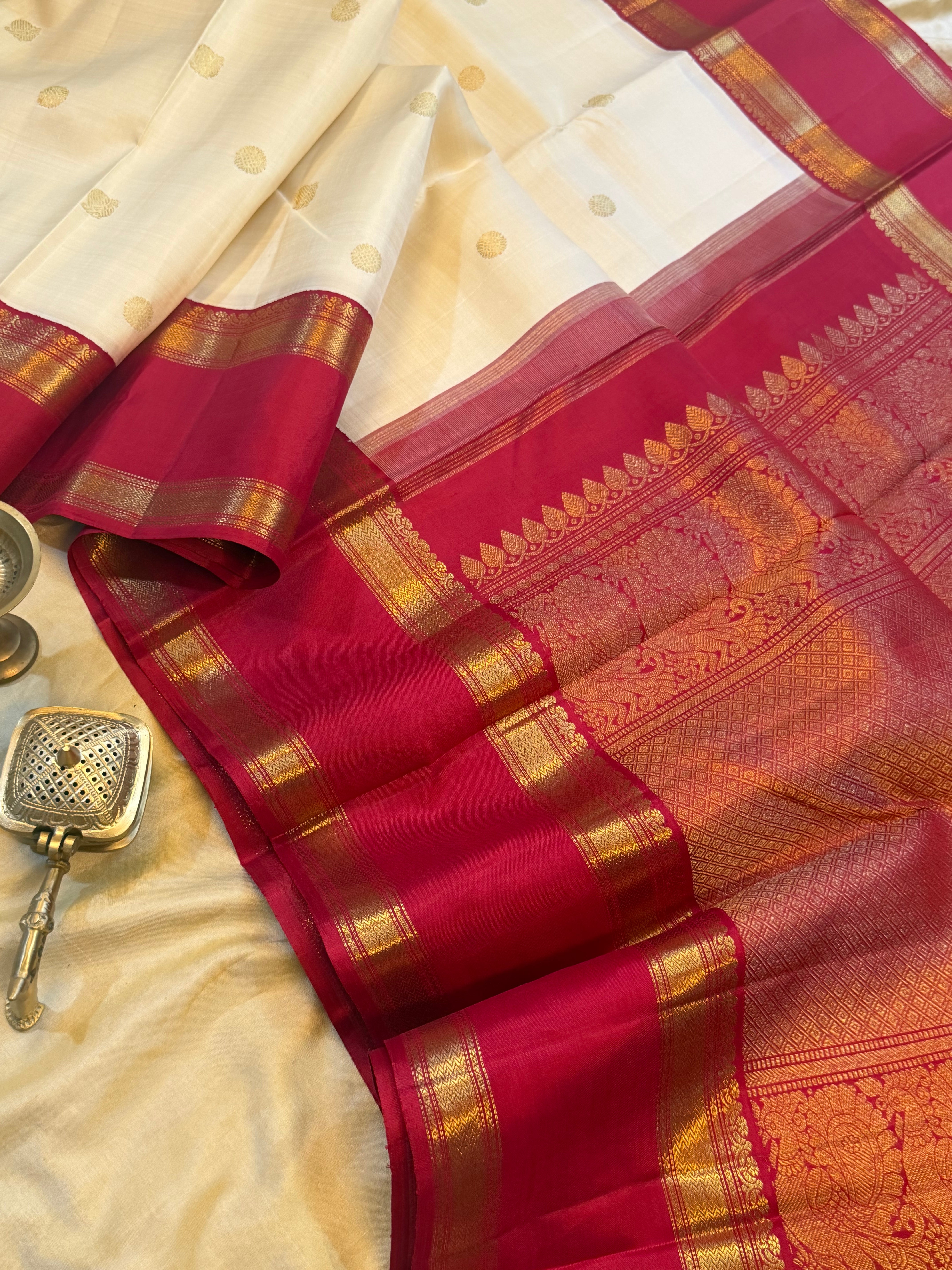 Off white retta pet Kai Korvai / Kanjipuram silk