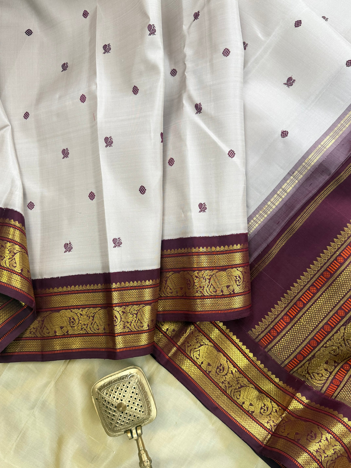 Eeyam shade Kai Korvai / pure Kanjipuram silk