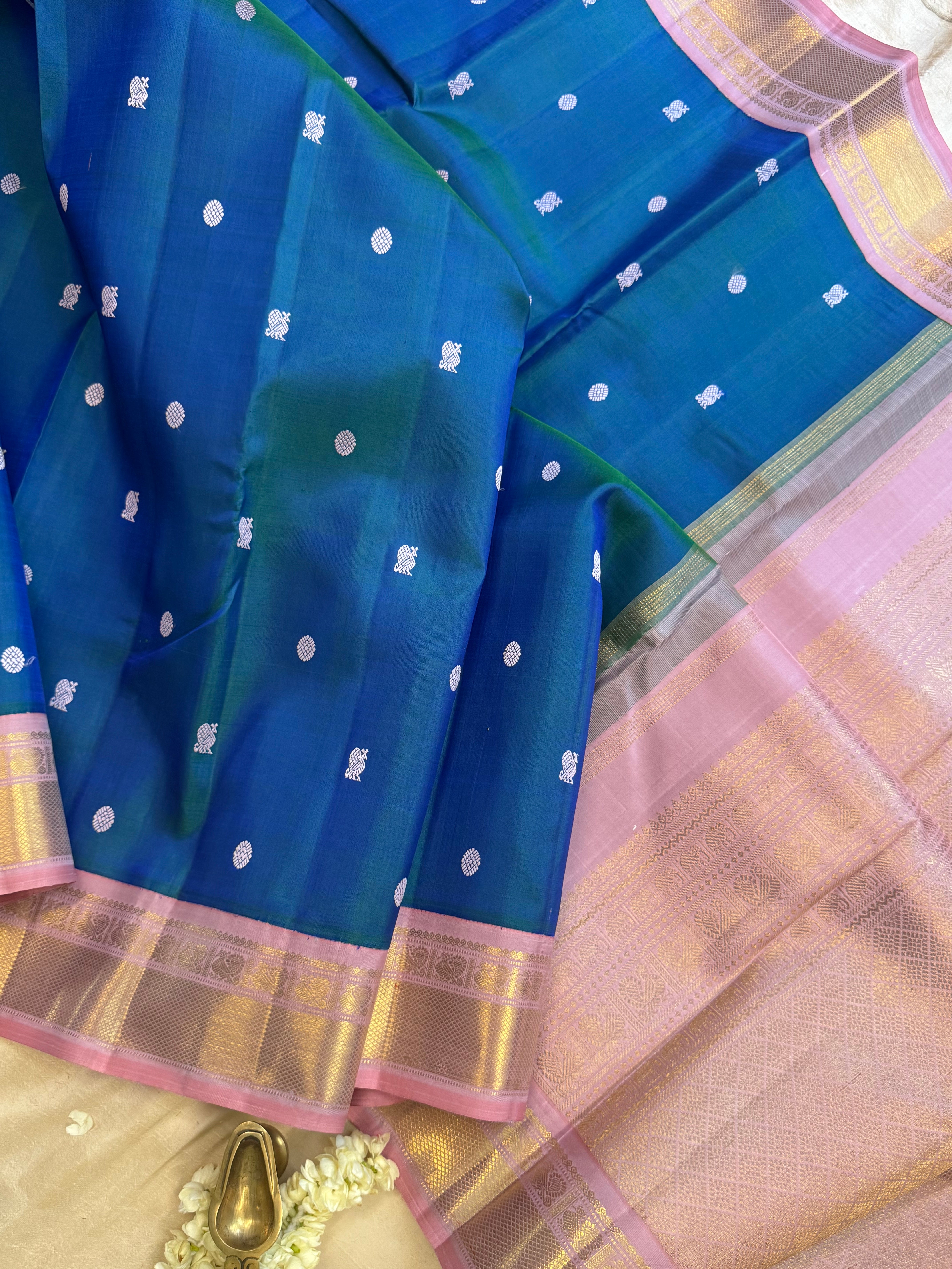 Mayilkazhuthu kai korvai / kanjipuram silk