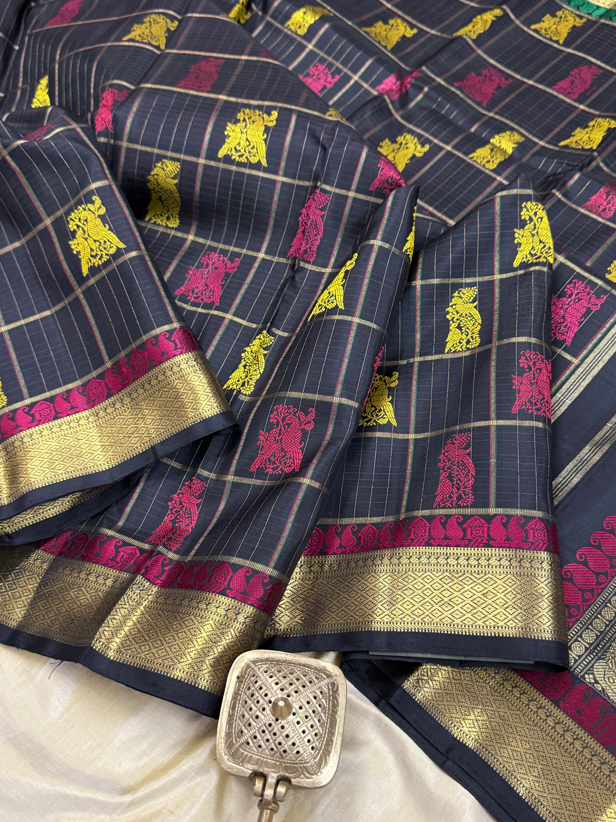 Black Retta kili with Zari and thread Kattam /kanjipuram silk saree