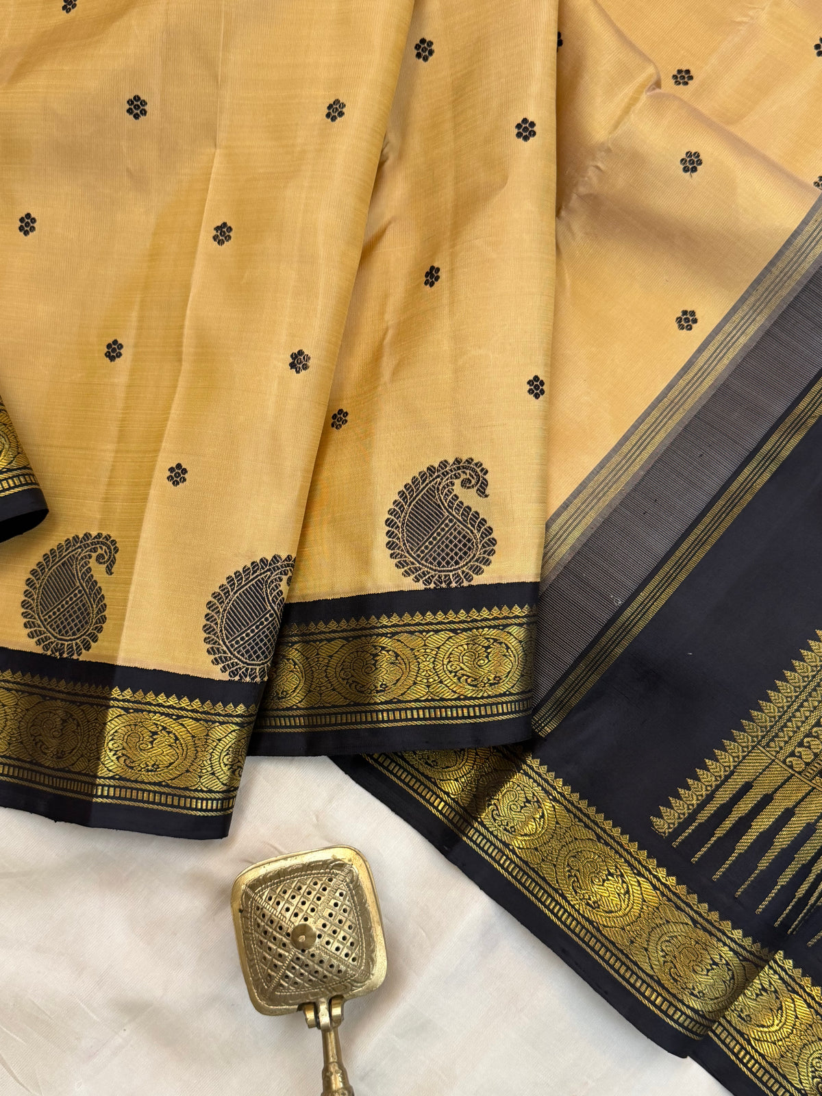 Vintage style thread Butta Kai Korvai / pure Zari Kanjipuram silk