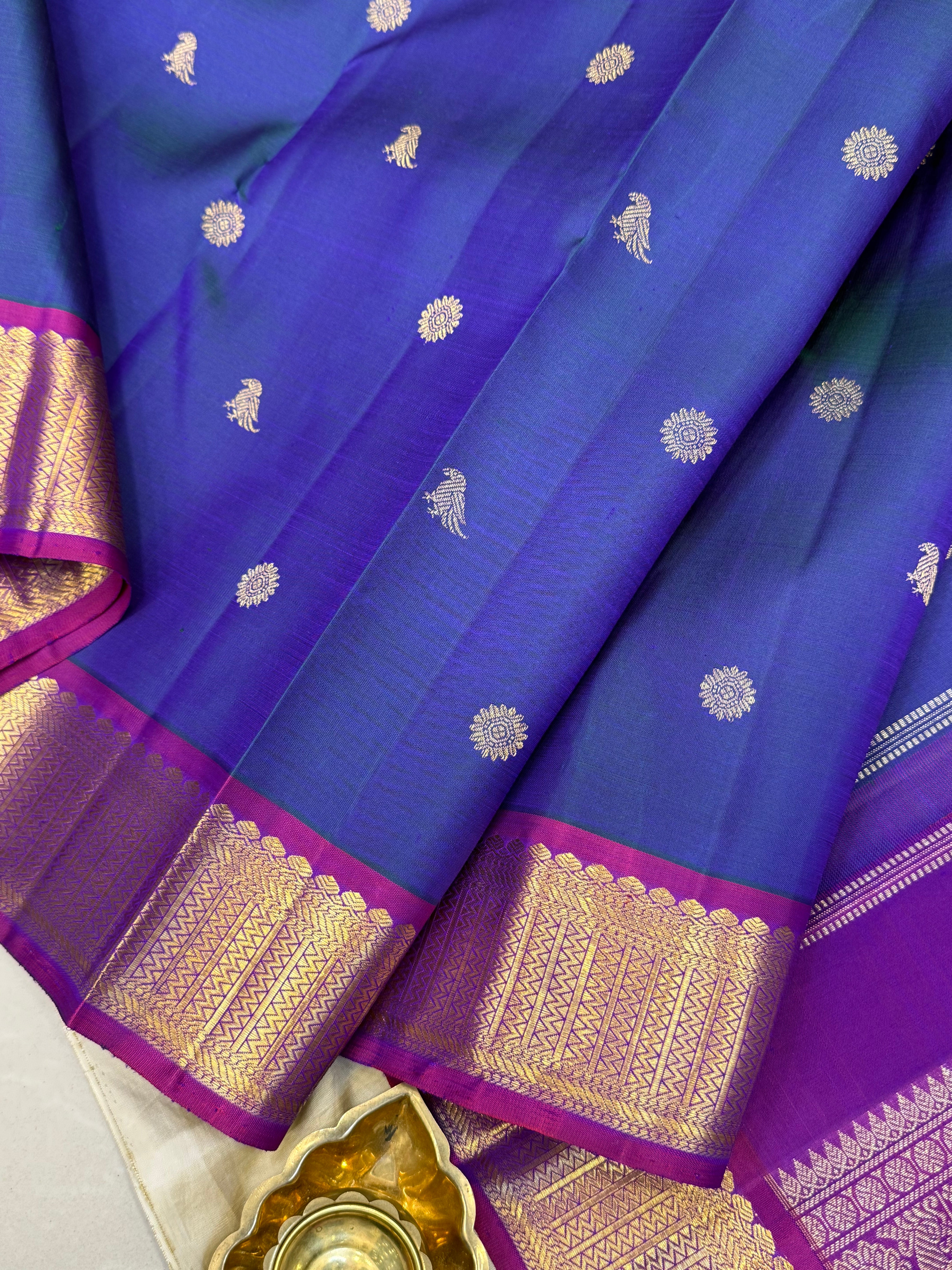 Kalyani : mayilkazhuthu vangi pet / kanjipuram silk