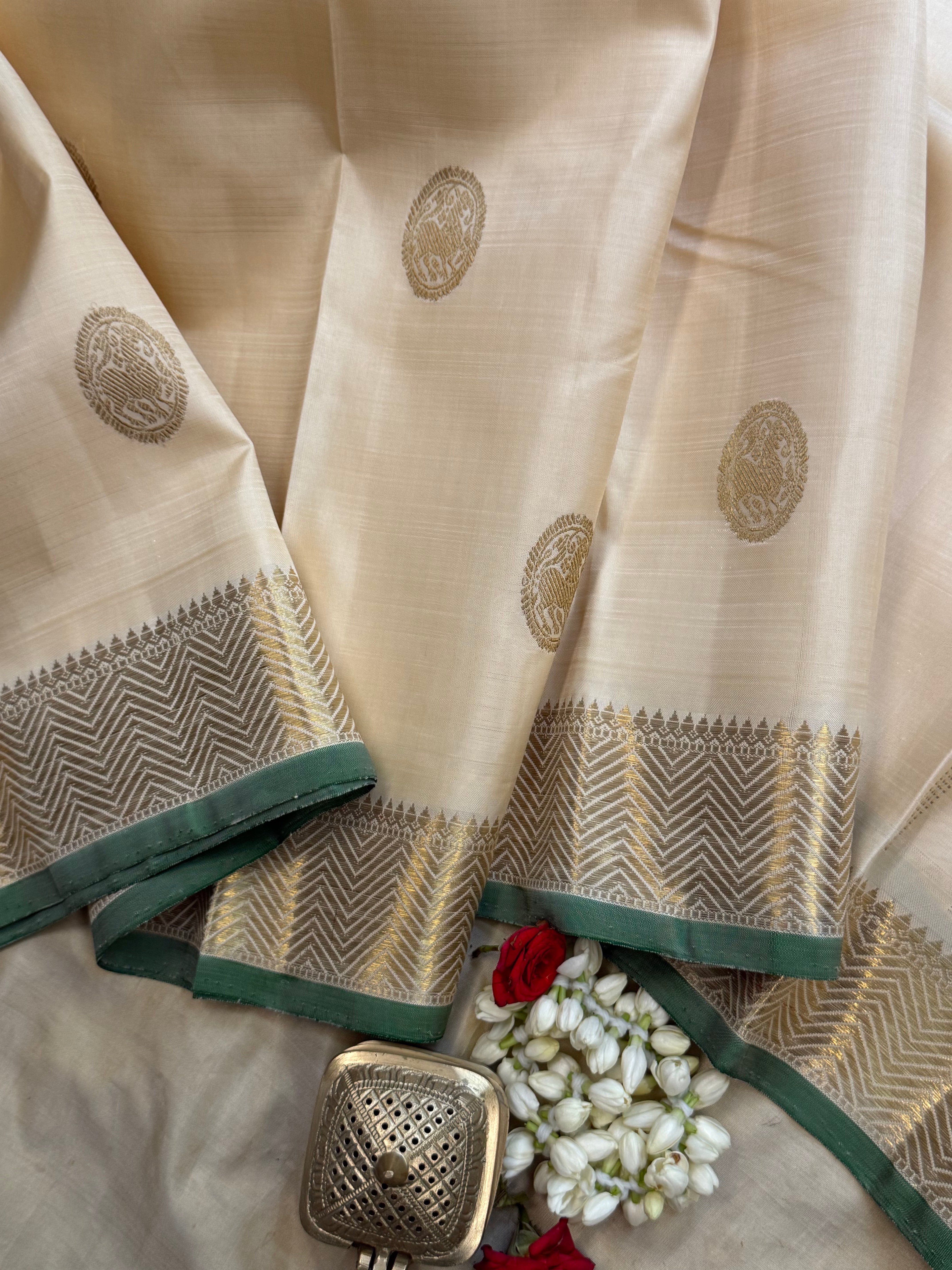 Onam edit - Offwhite yazhi round butta / Kanjipuram silk CLSA4434
