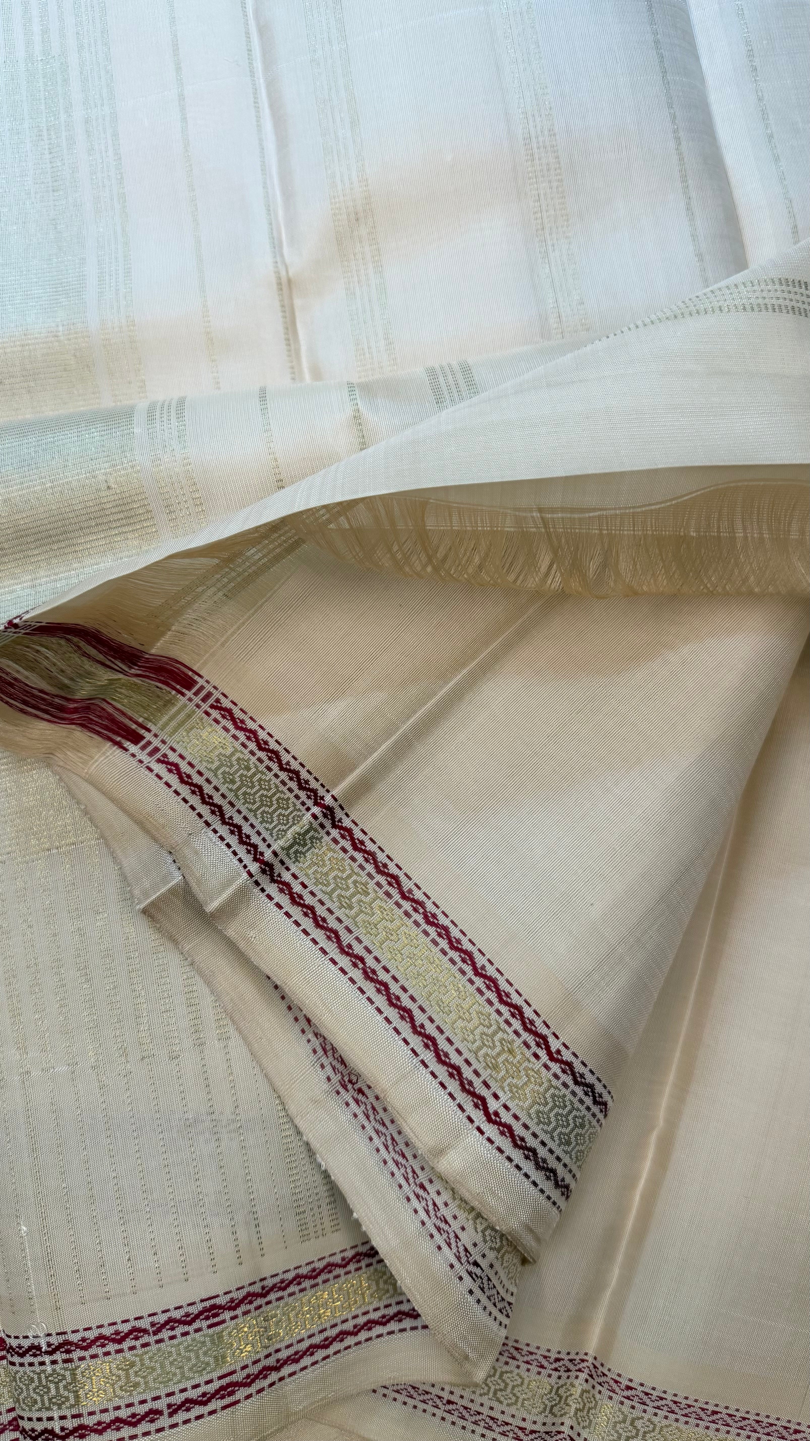 Venpattu series veshti border saree / Kanjipuram silk.