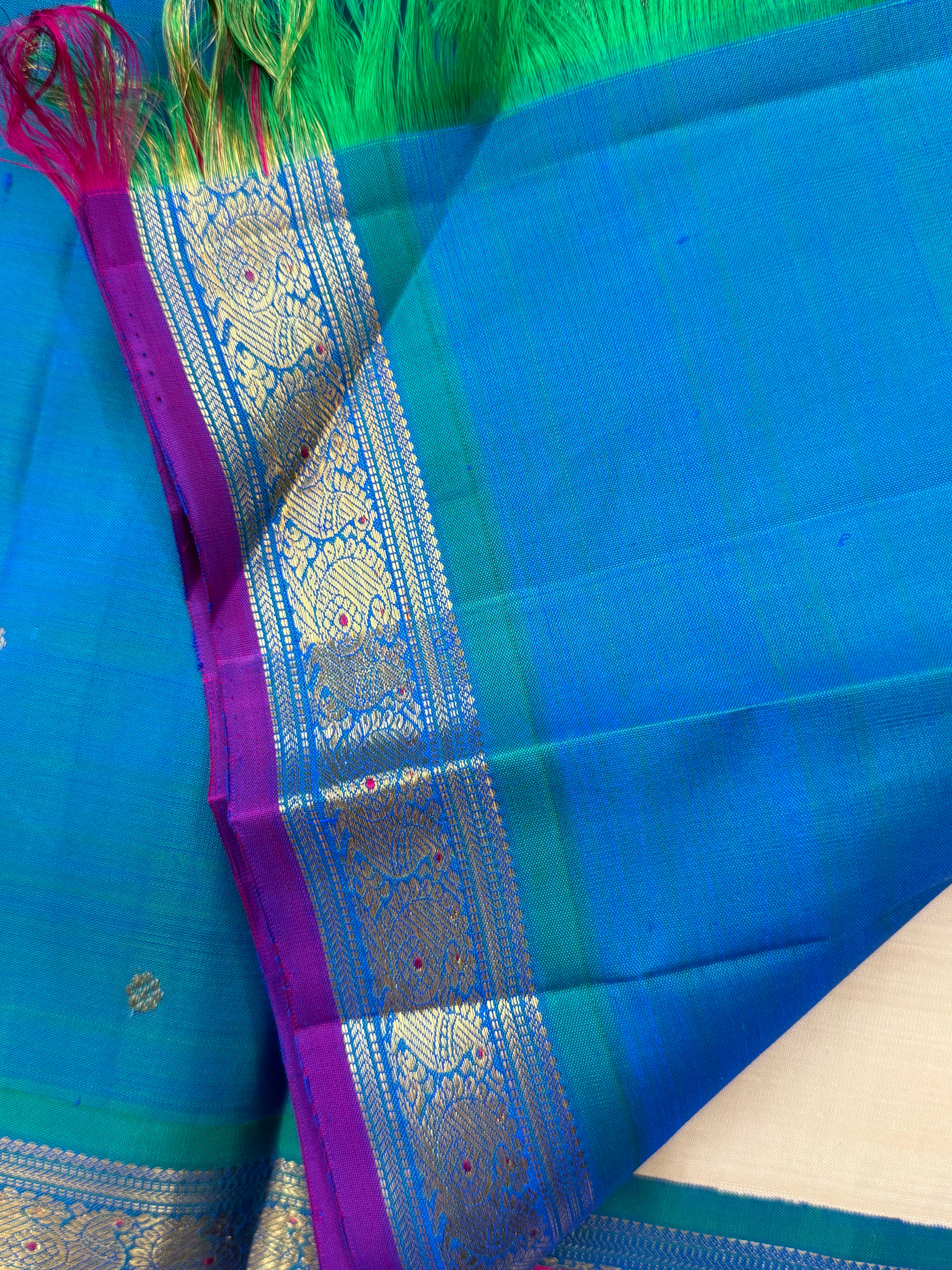 OFF WHITE WITH MAYILKAZHUTHU SAMLL KORVAI / KANJIPURAM SILK CLSA10125