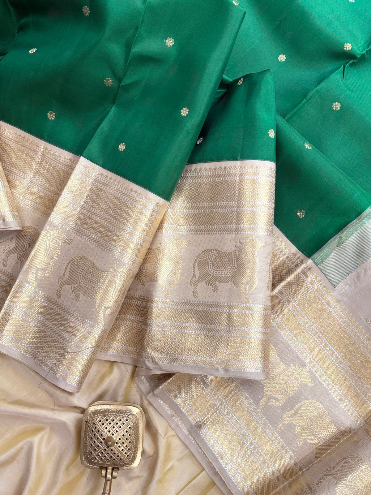 Green cow border Korvai / Arani silk