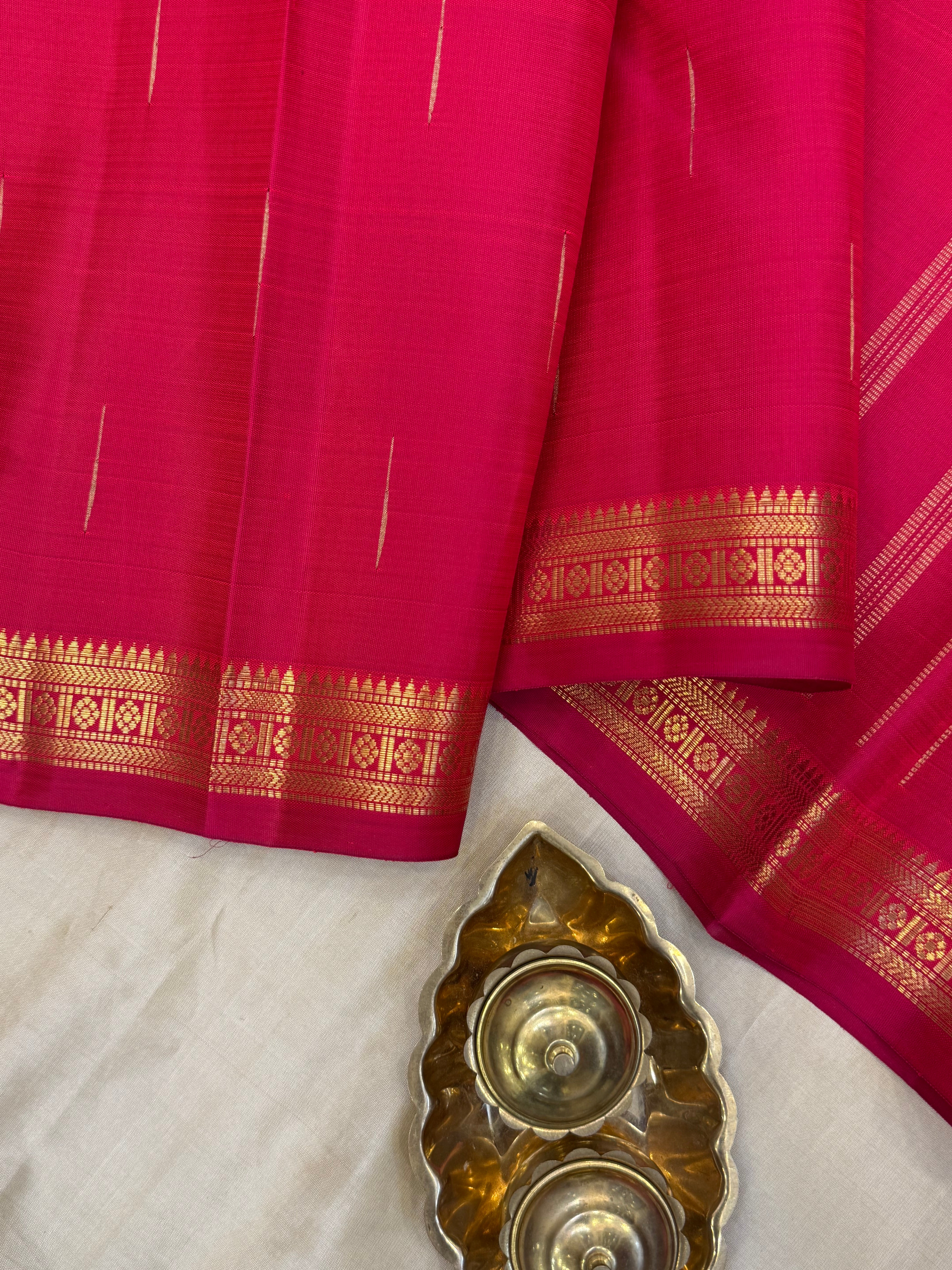 Kalyani : Double tone pink small border Malli moggu / kanjipuram silk