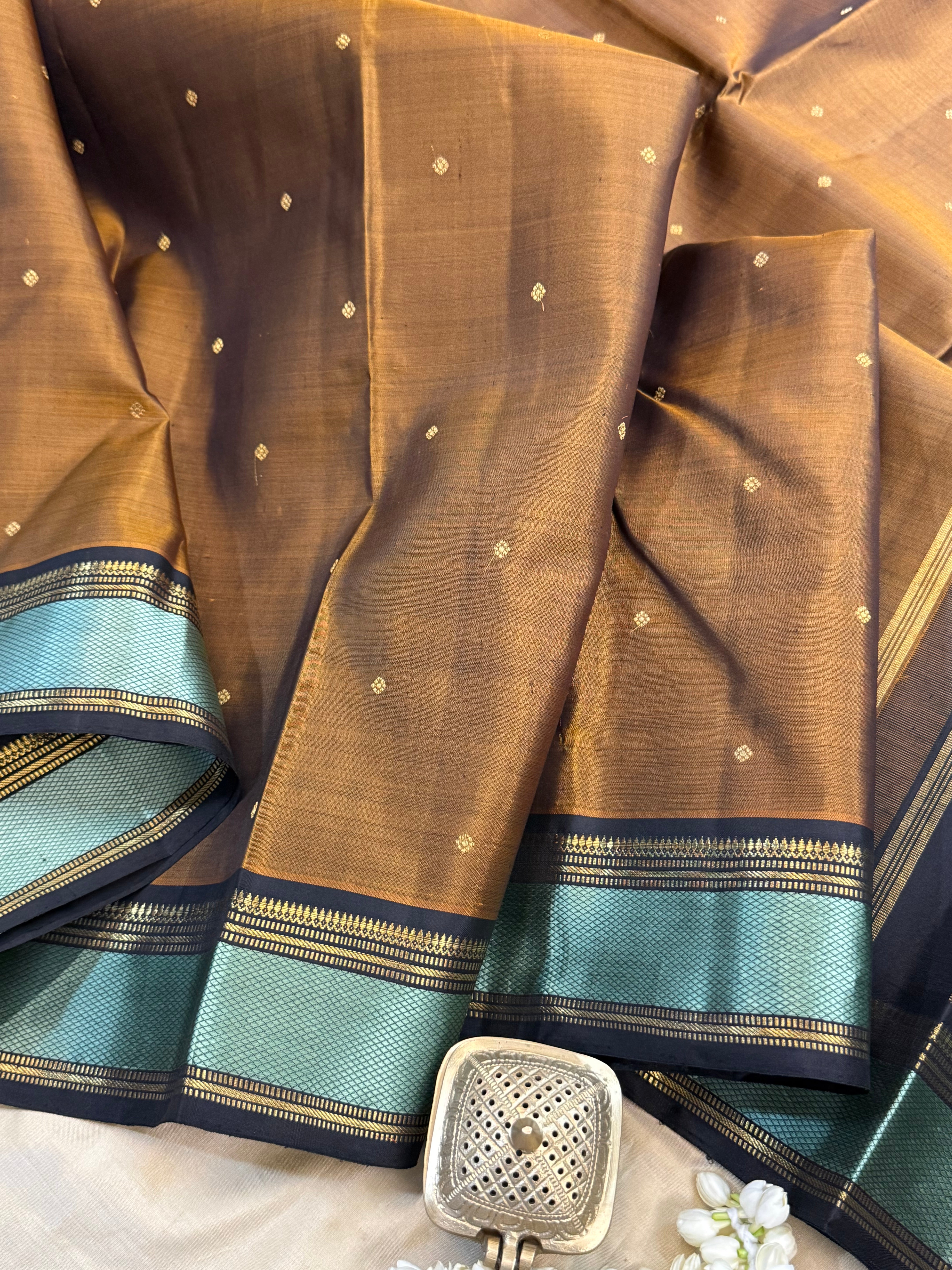 Brown unique thread and zari pallu / Kanjipuram silk CL8202