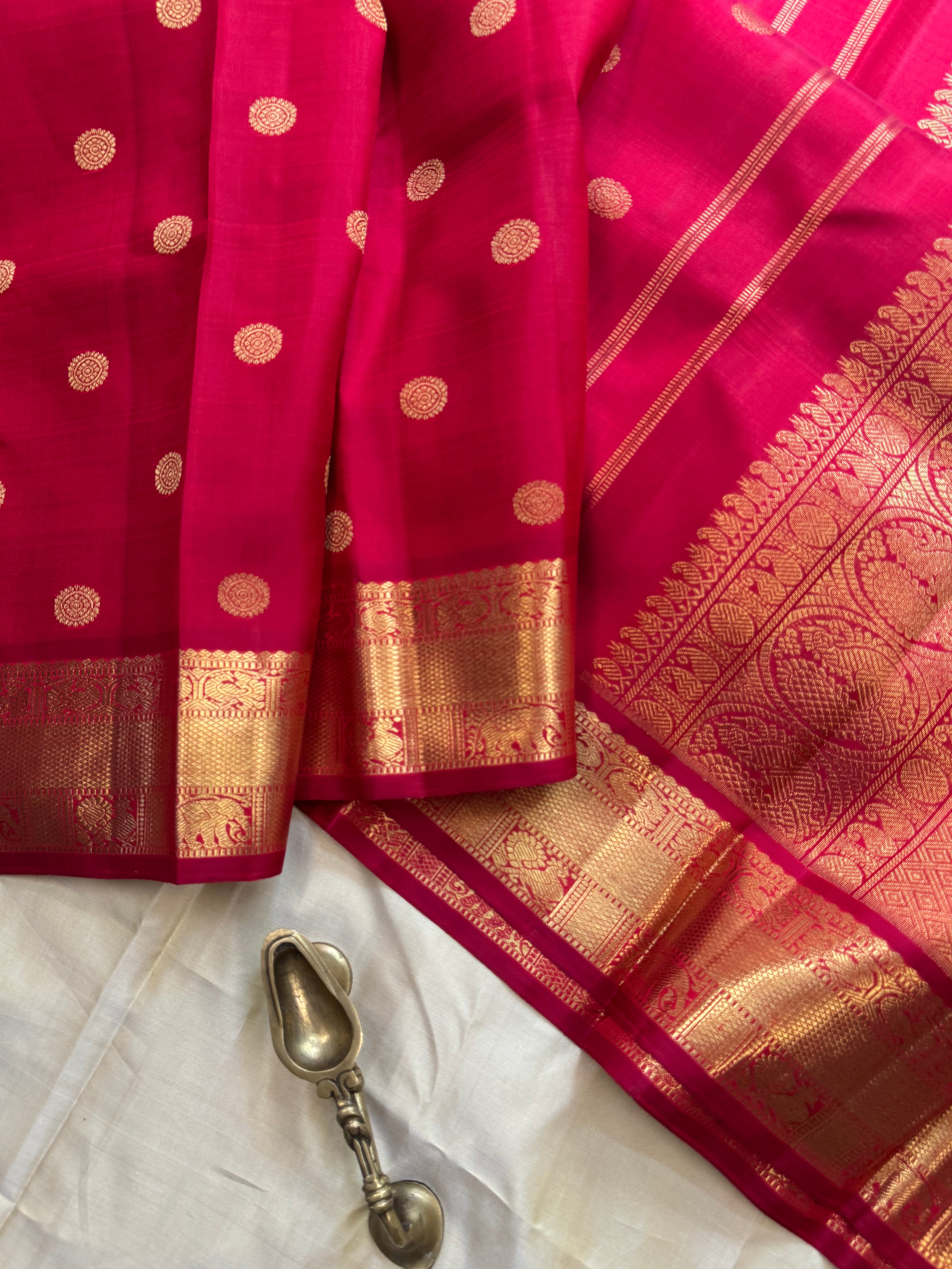 Swapnam : Red chakram Butta / kanjipuram silk