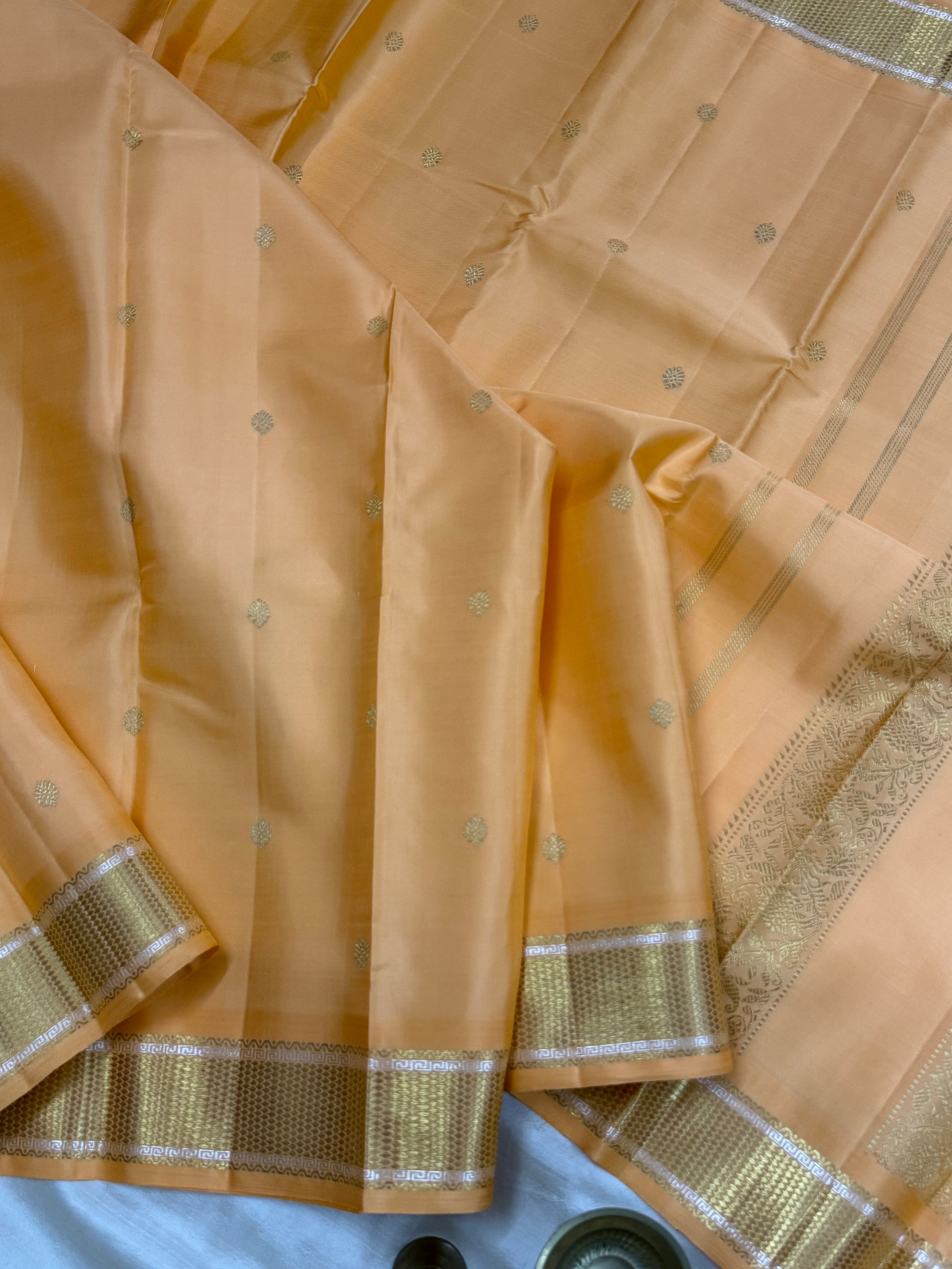 Master weaver - lite kanagabaram/ Kanjipuram silk
