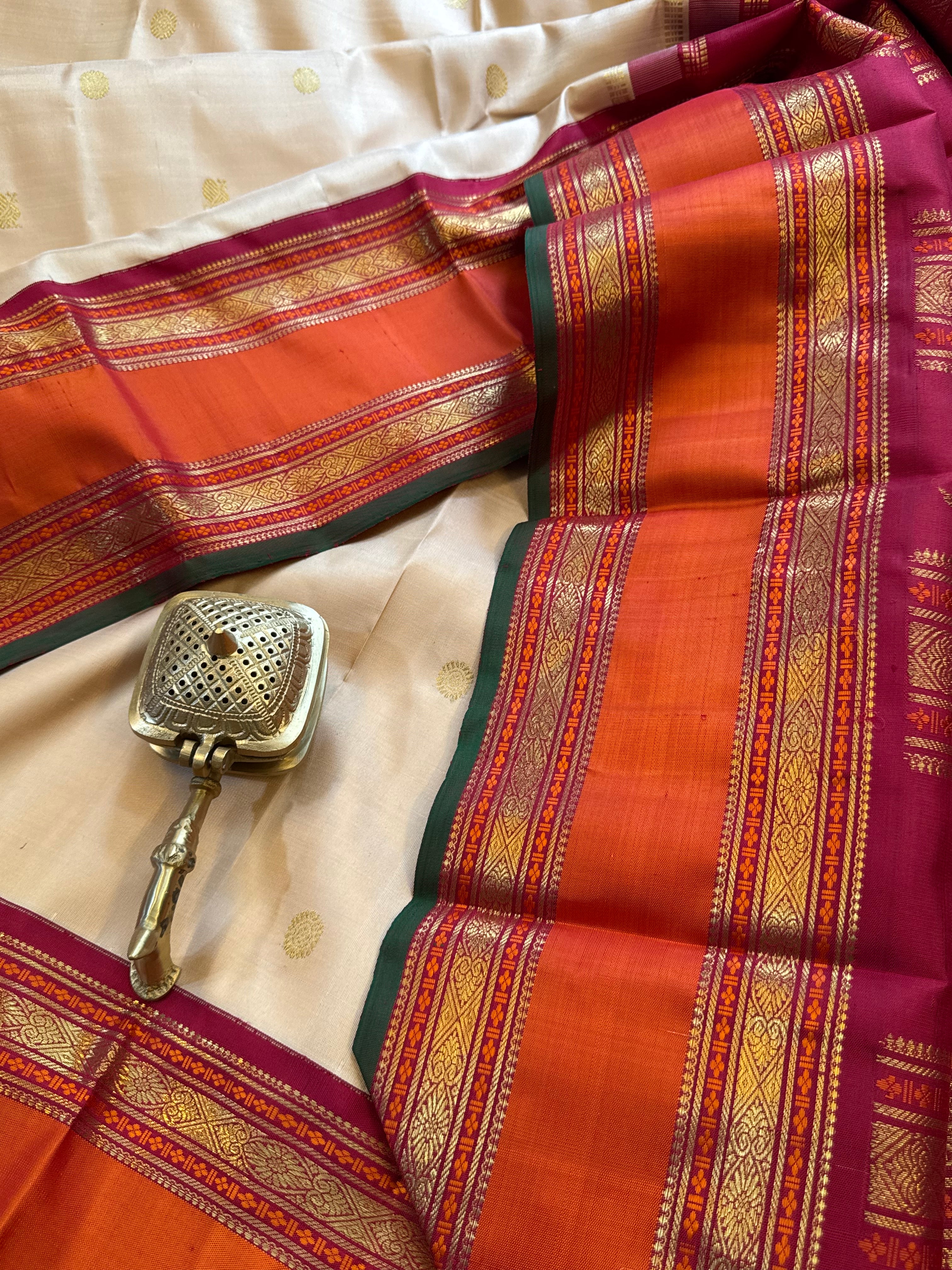 Off white retta pet Kai Korvai : Kanjipuram silk