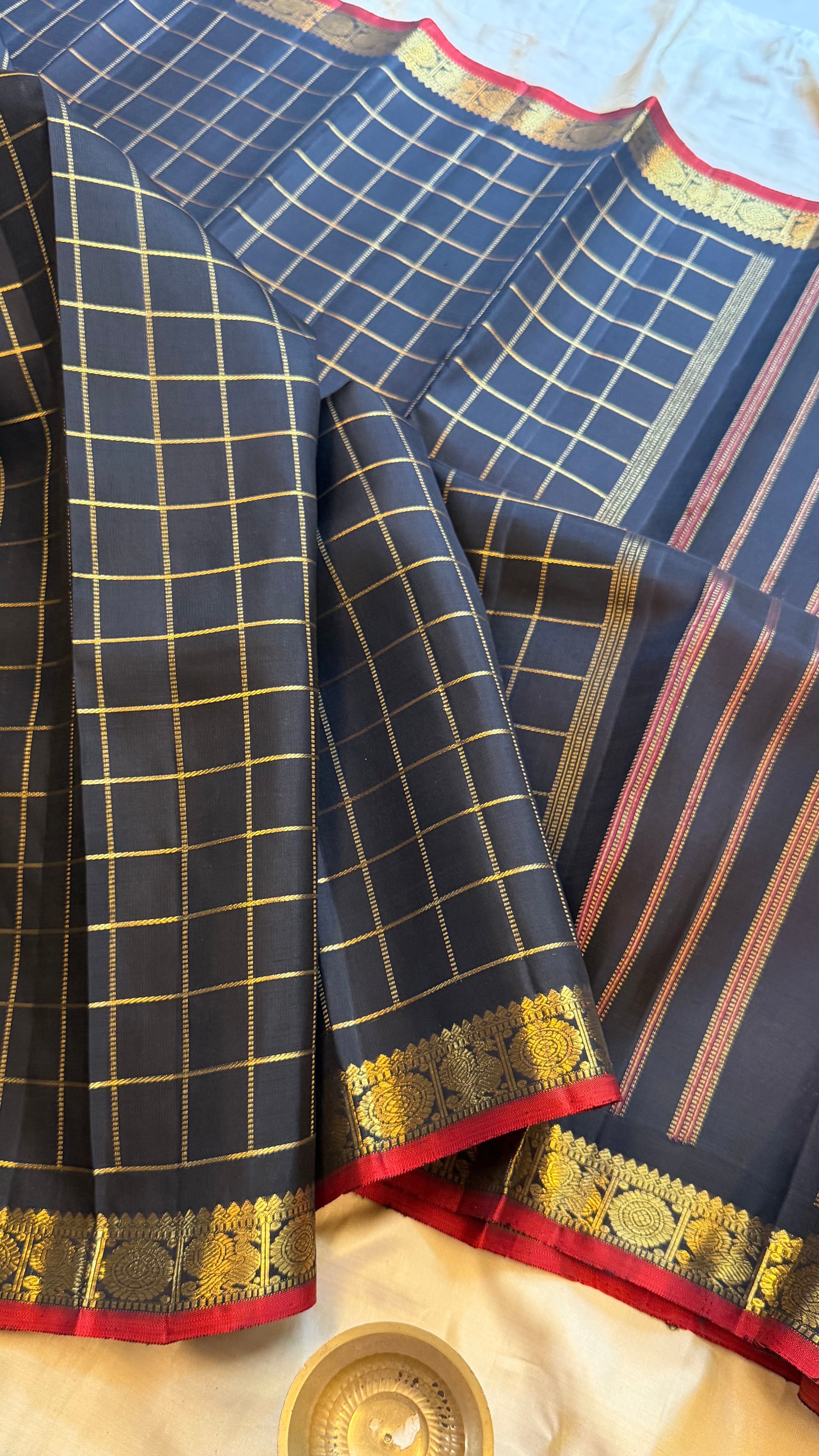 Black Zari Kattam. / Kanjipuram silk