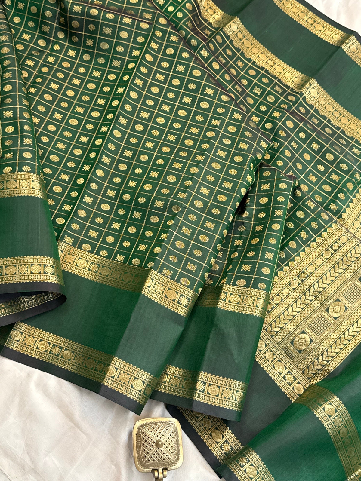 Dark green lakshambutta kili pallu / Special edition kanjipuram silk