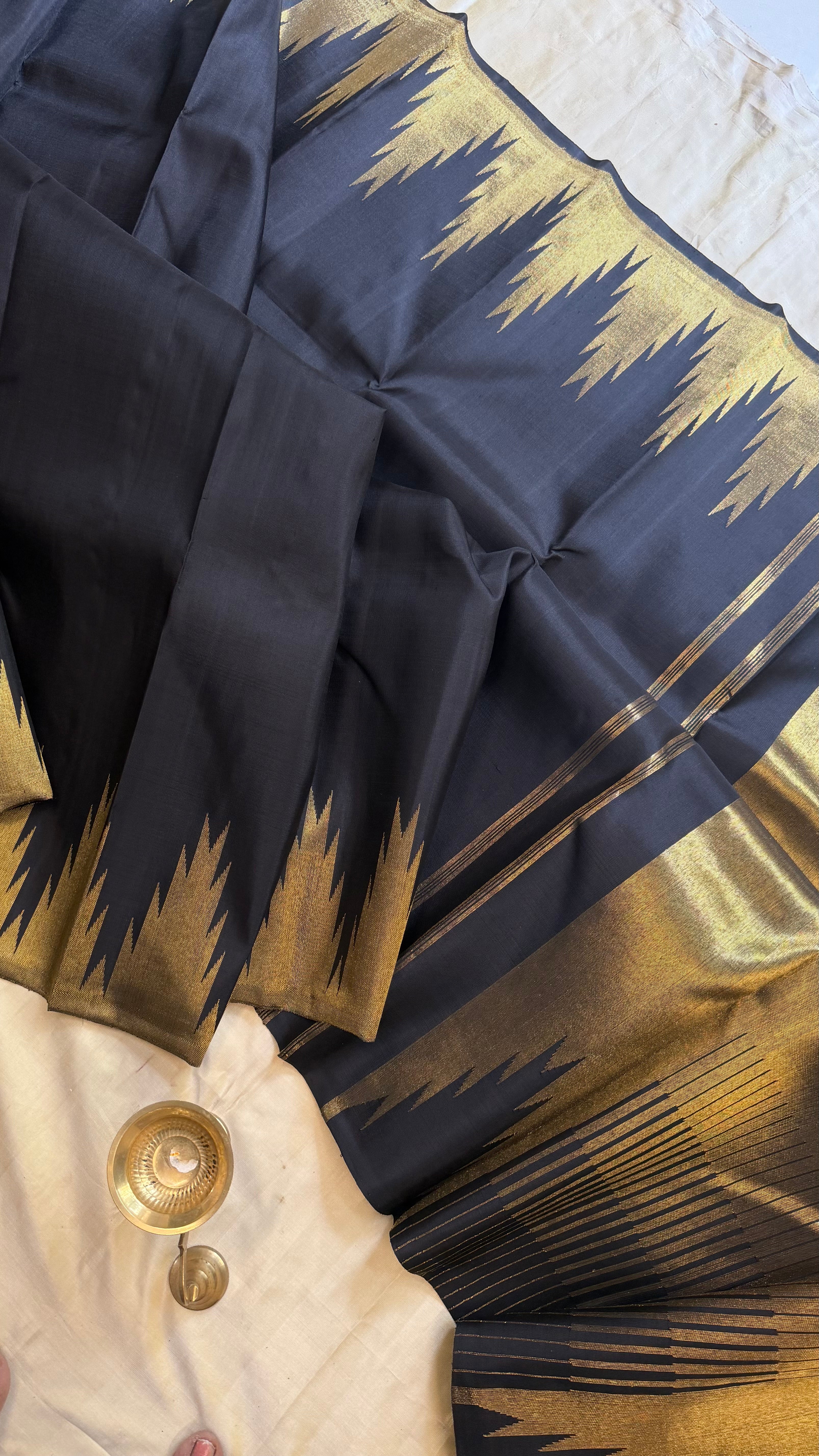 Vizhli: Black 8 Kol thazhamboo / Kanjipuram silk