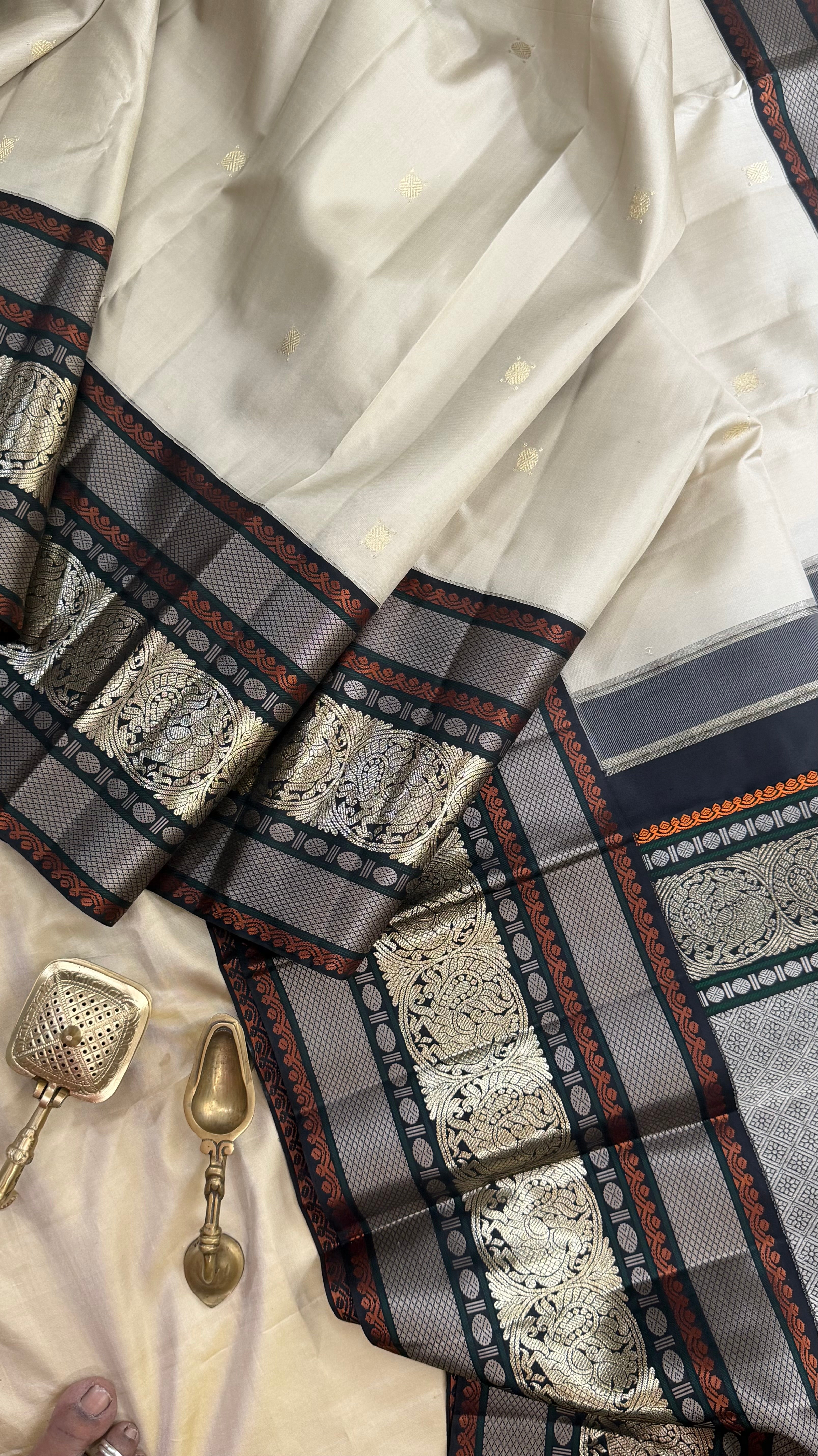 Amoha : cloudy white thread work Korvai Kanjipuram silk 9095CL