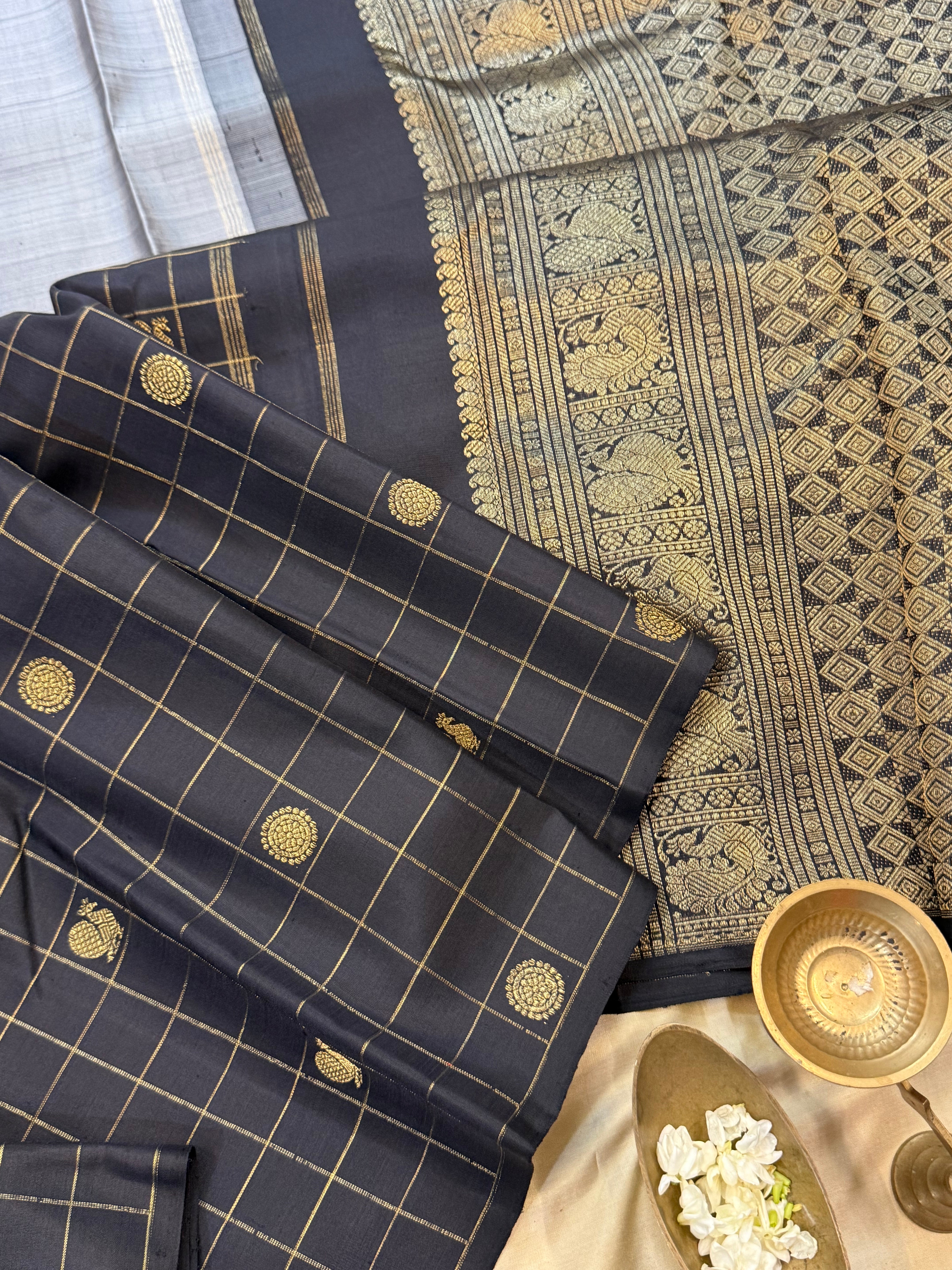 Grey and black kattam butta half an half/ Kanjipuram silk