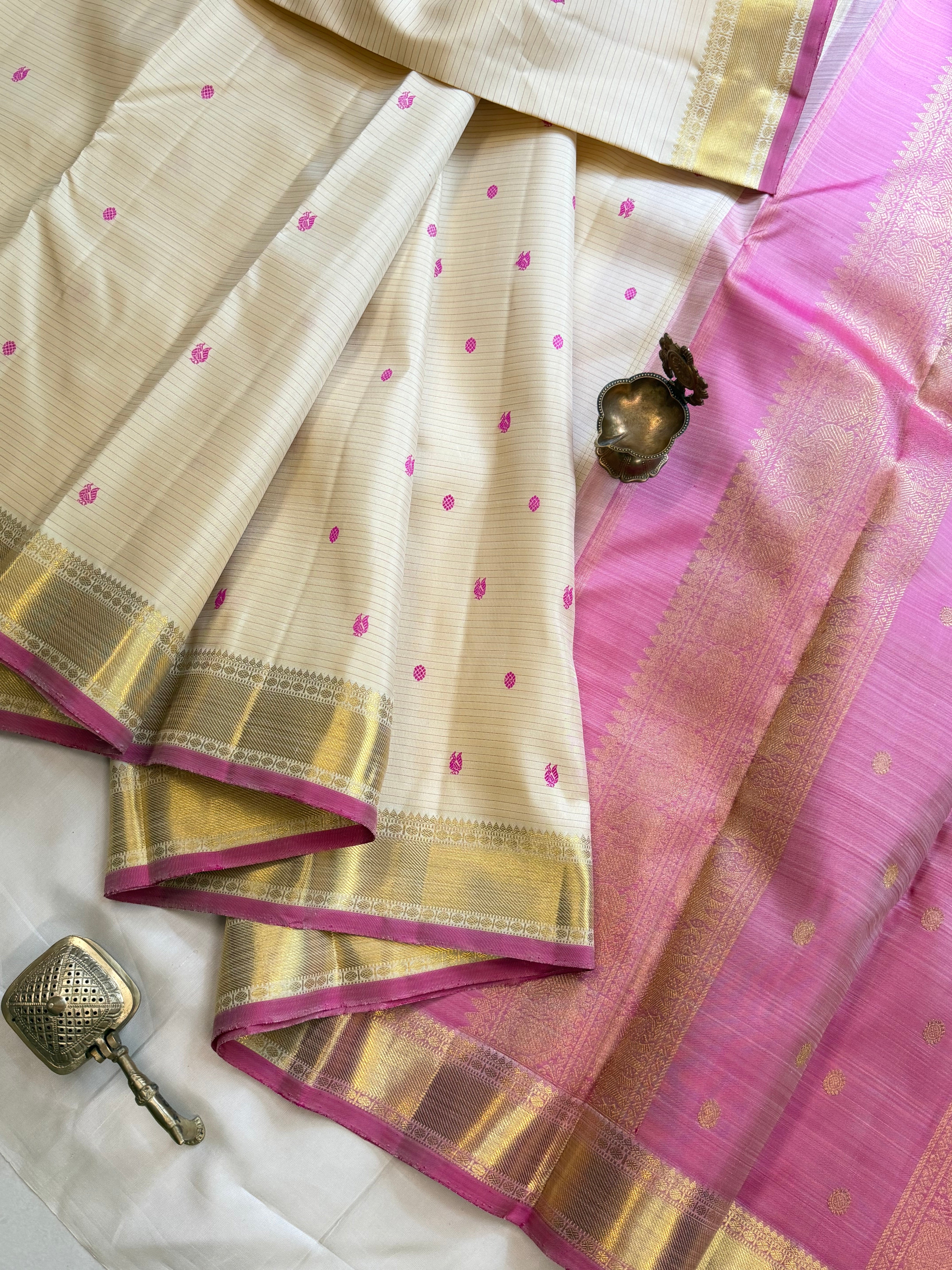 Malligai : off white thread Oosi Butta Zari Kanjipuram silk