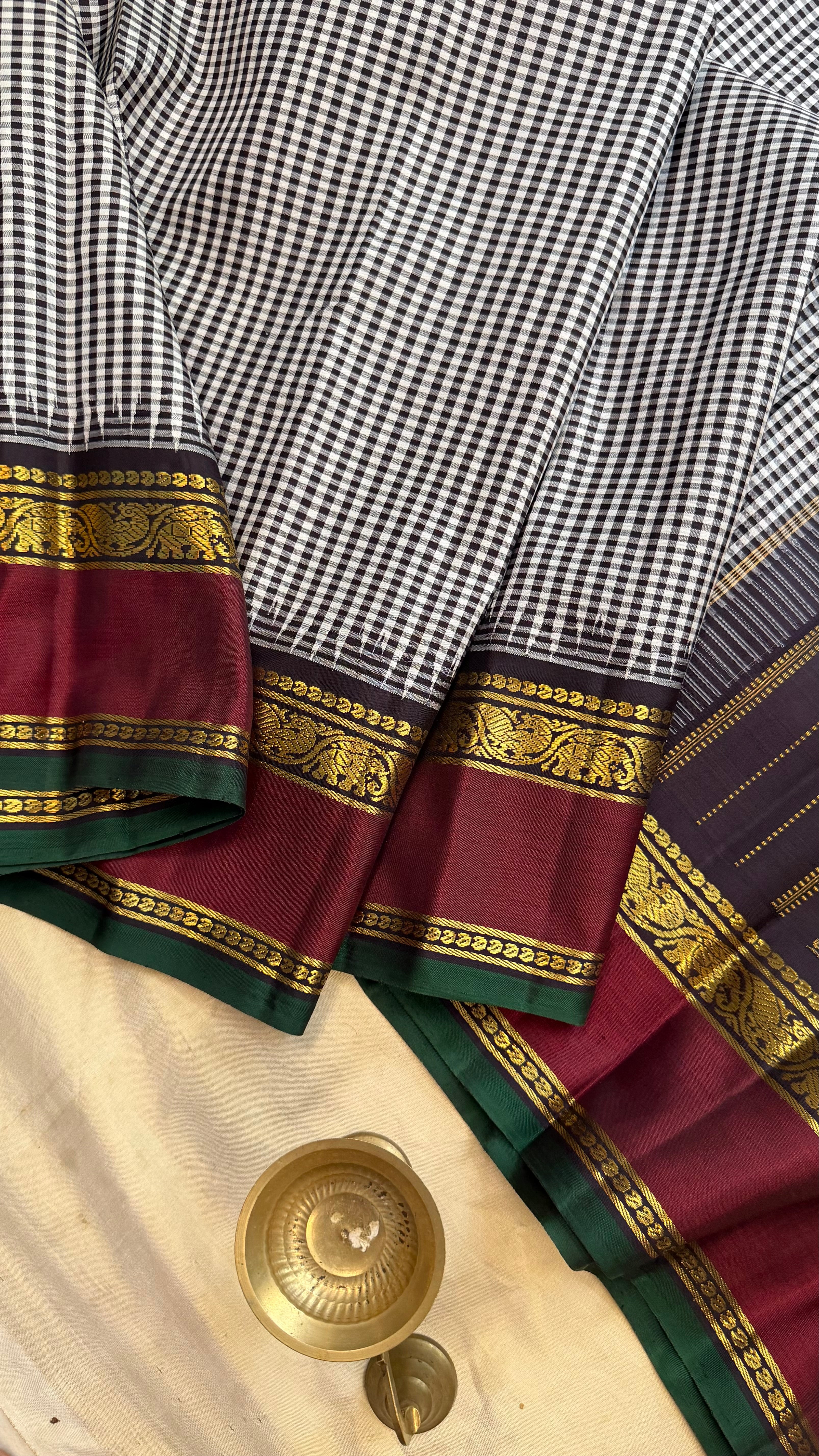 Black and white podi Kattam Korvai / Kanjipuram silk