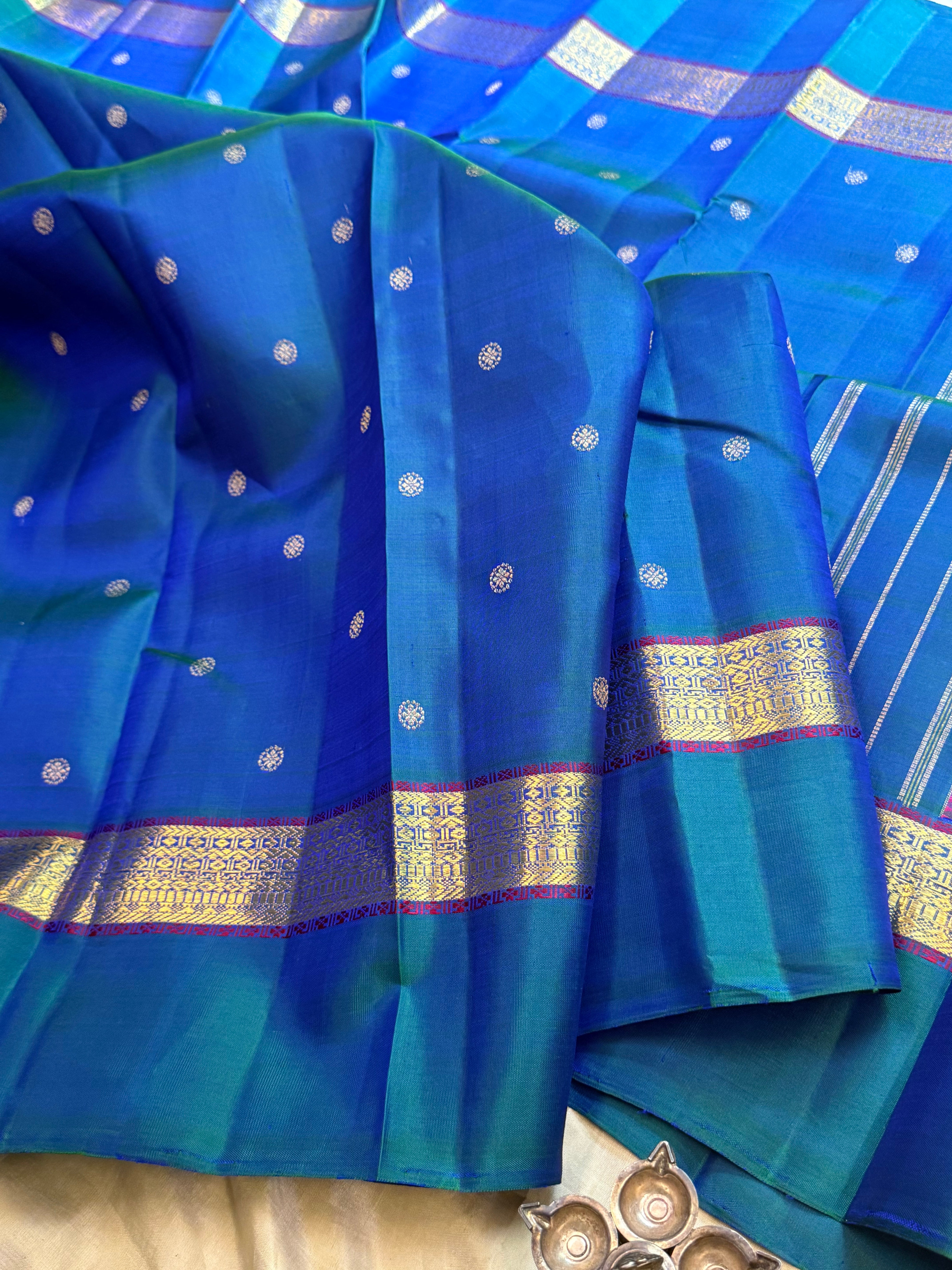 Mayilkazhuthu kaal erangina border / Kanjipuram silk