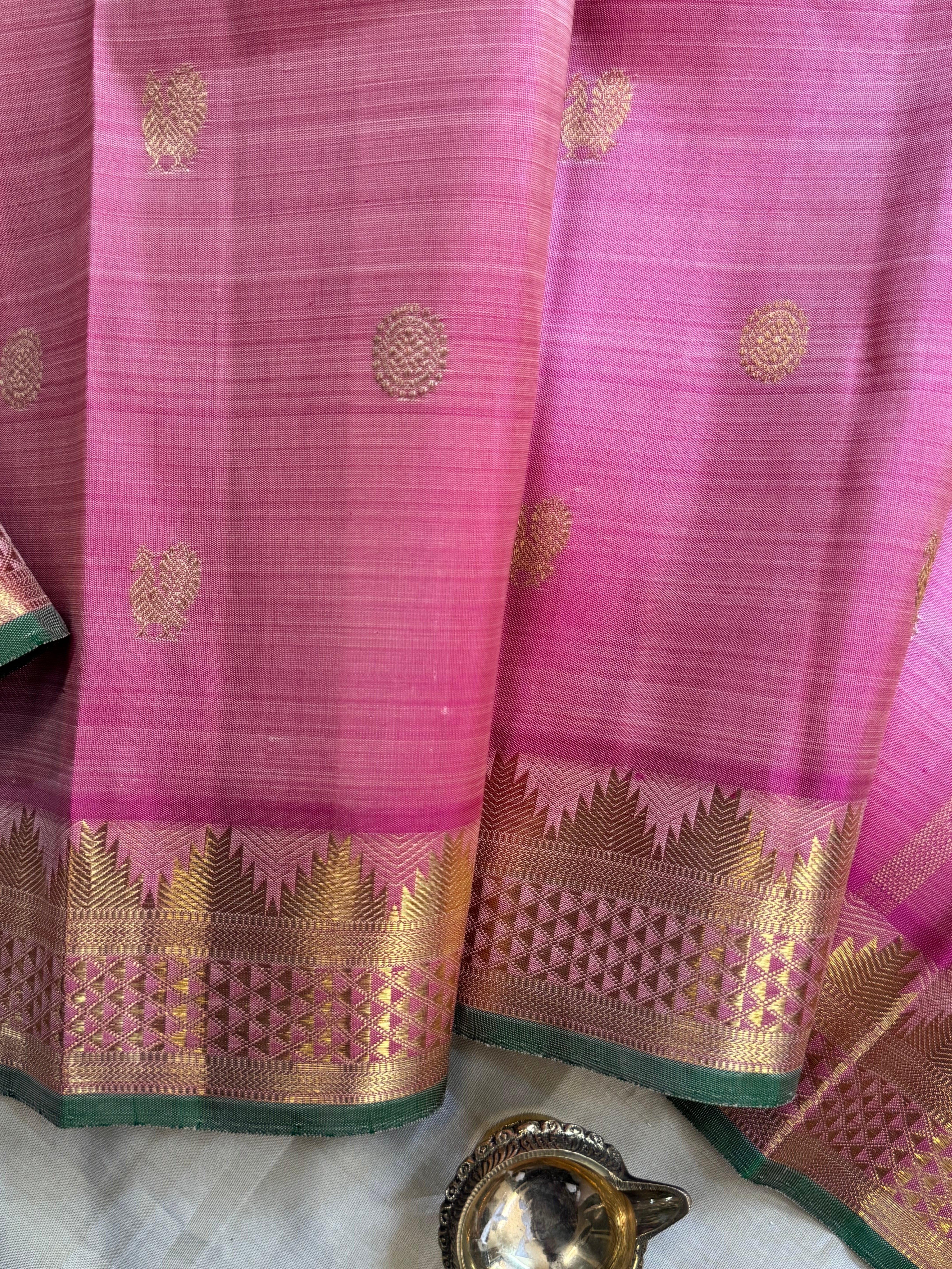 Lotus pink araimadam border / Kanjipuram Silk