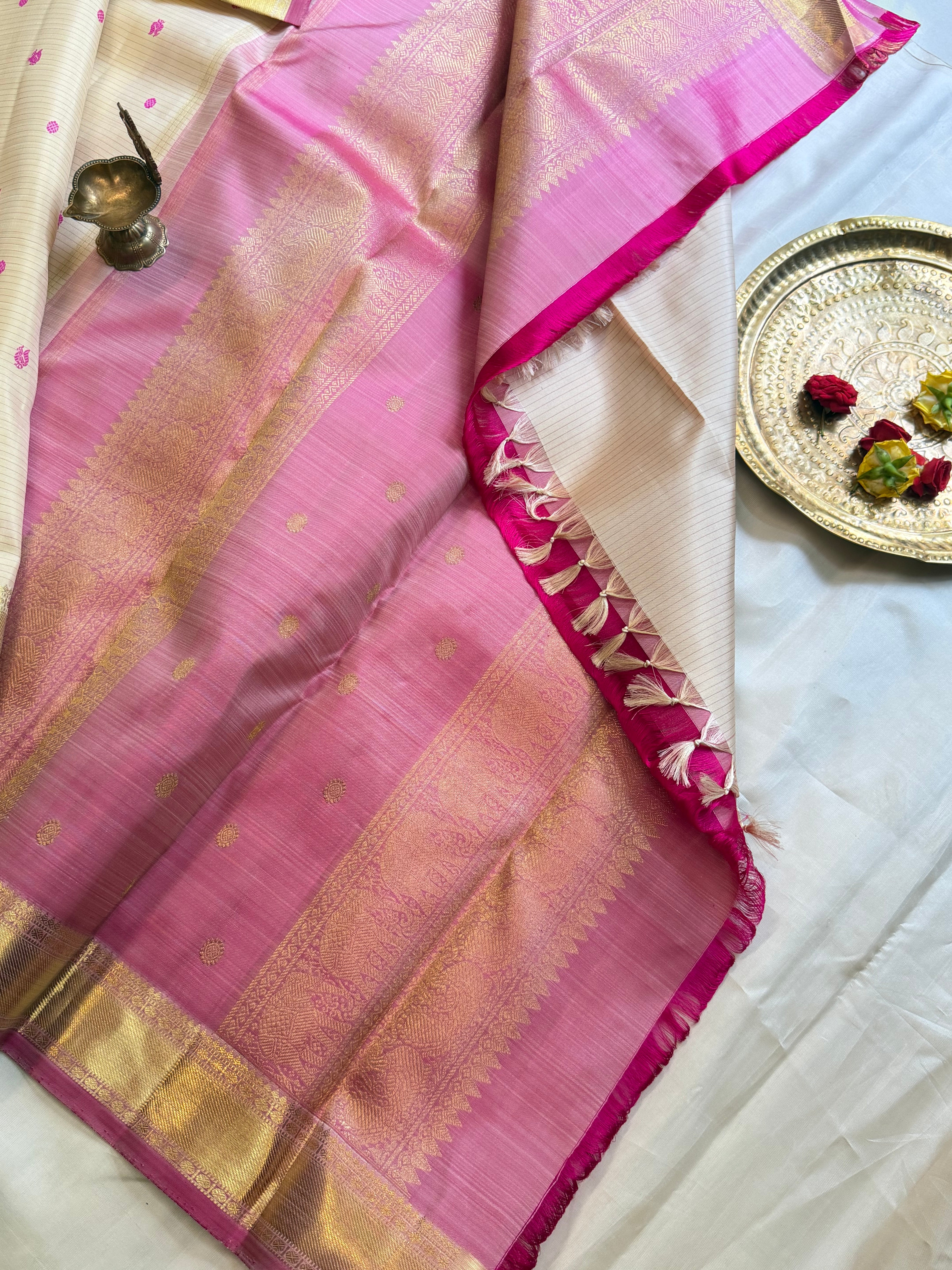 Malligai : off white thread Oosi Butta Zari Kanjipuram silk