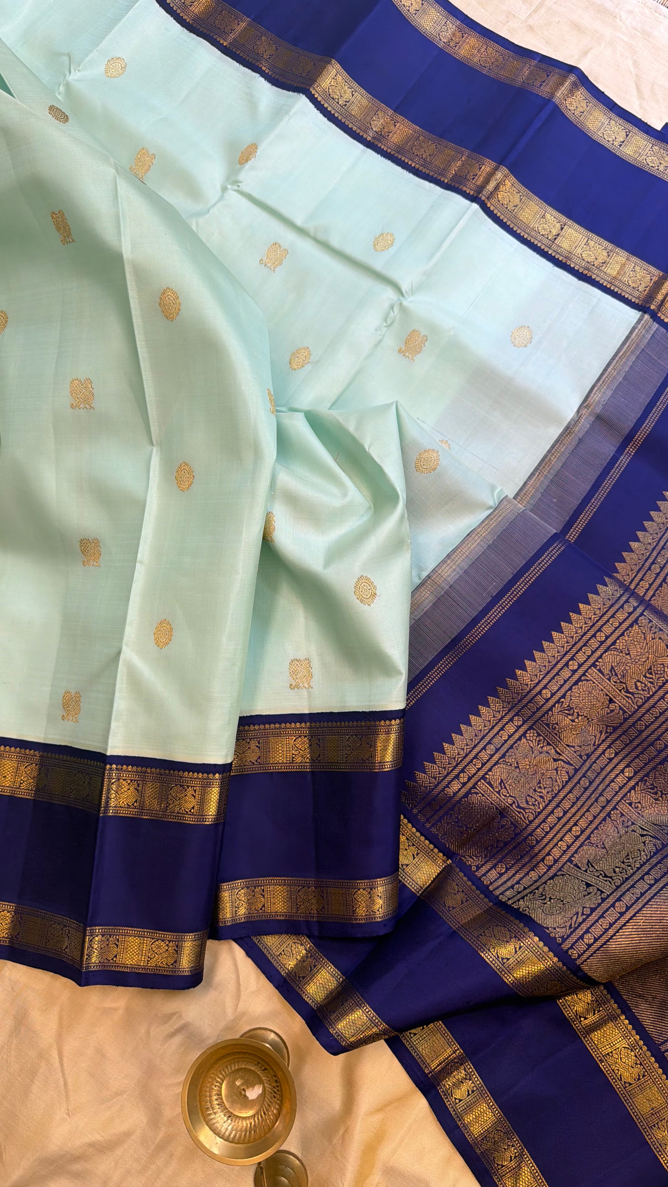 Light blue retta pet Korvai. / Kanjipuram silk