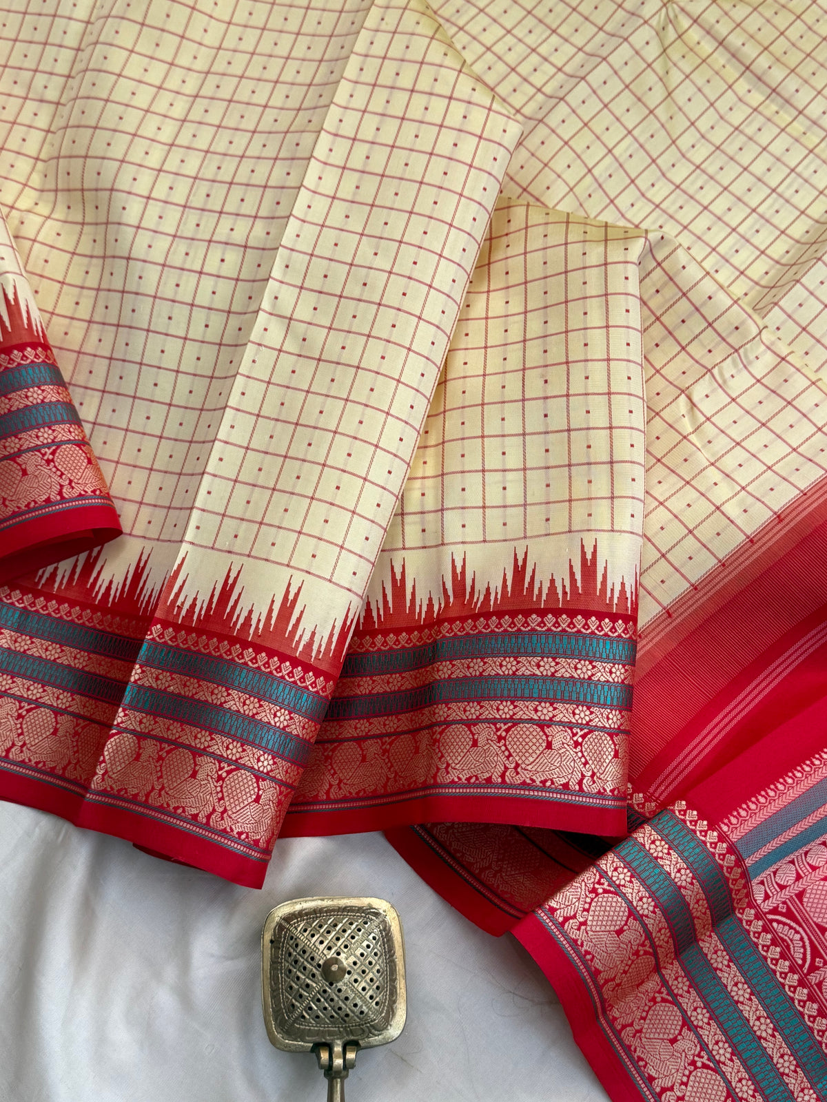 Offwhite and red kattam butta / Special edition kanjipuram silk