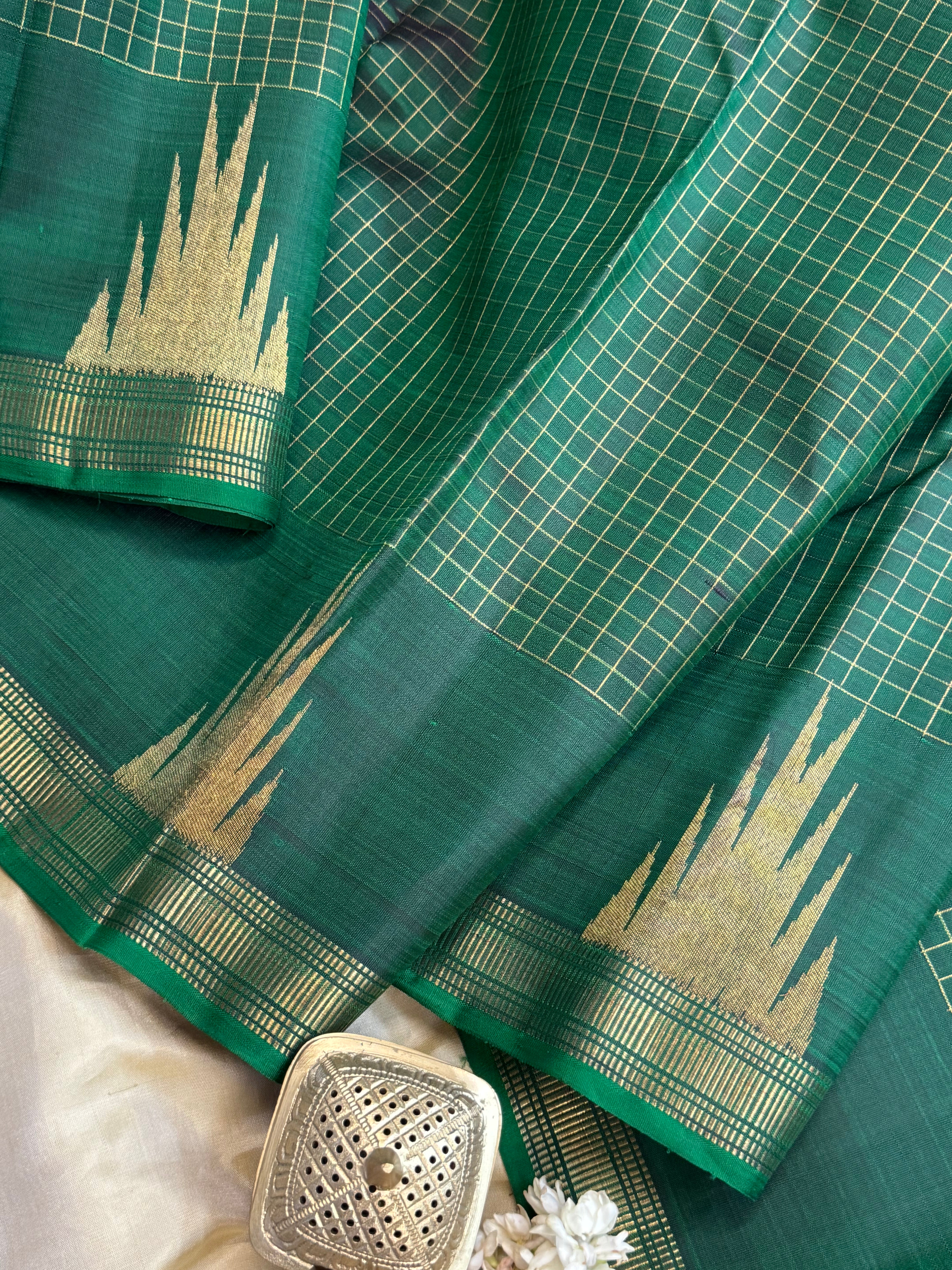 Green zari kattam temple border - contrast pallu / Kanjipuram silk CLSA528