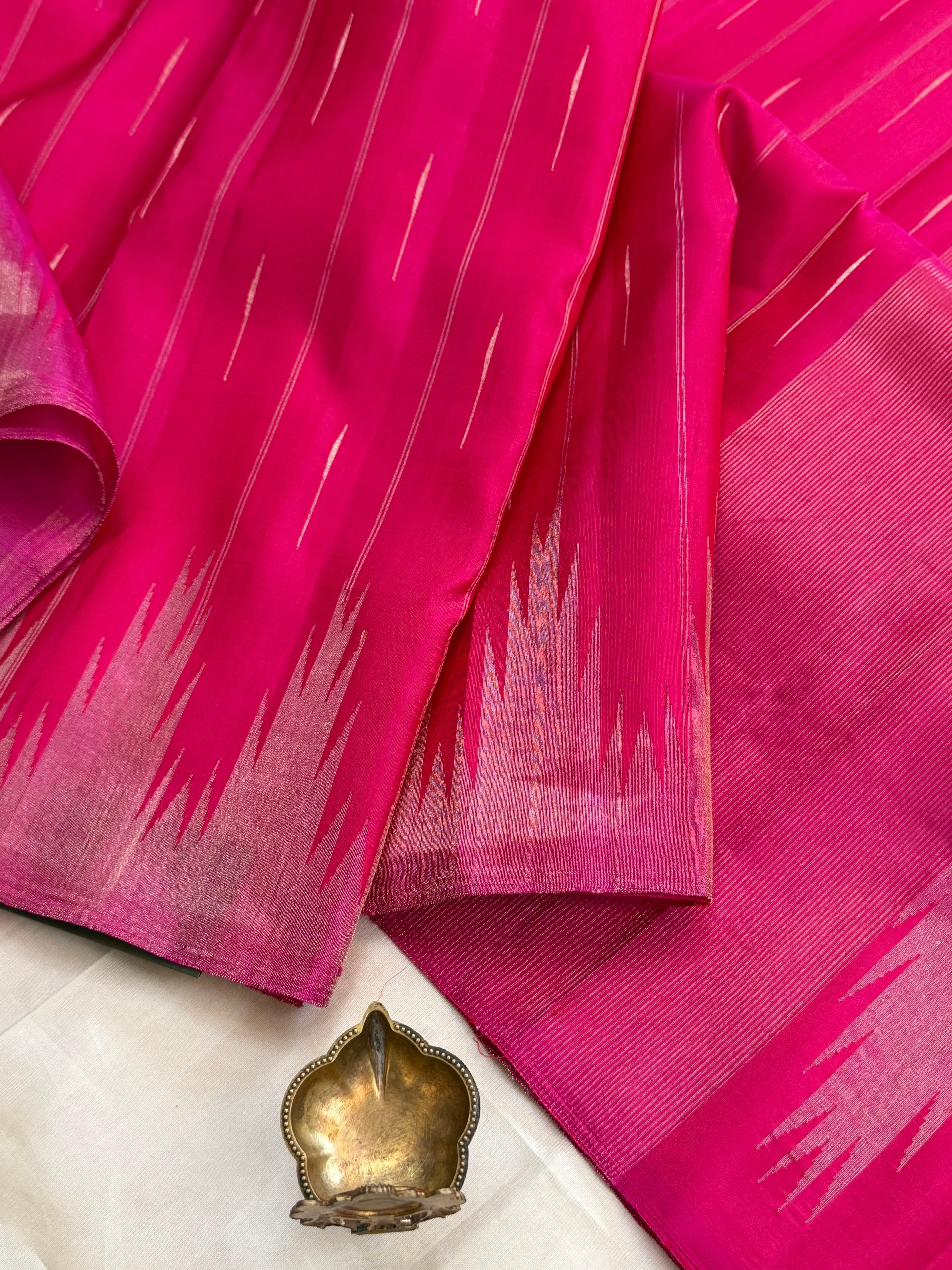 Fuchsia pink malli Moggu body with 8 kol border / Gadwal silk CLSA11300