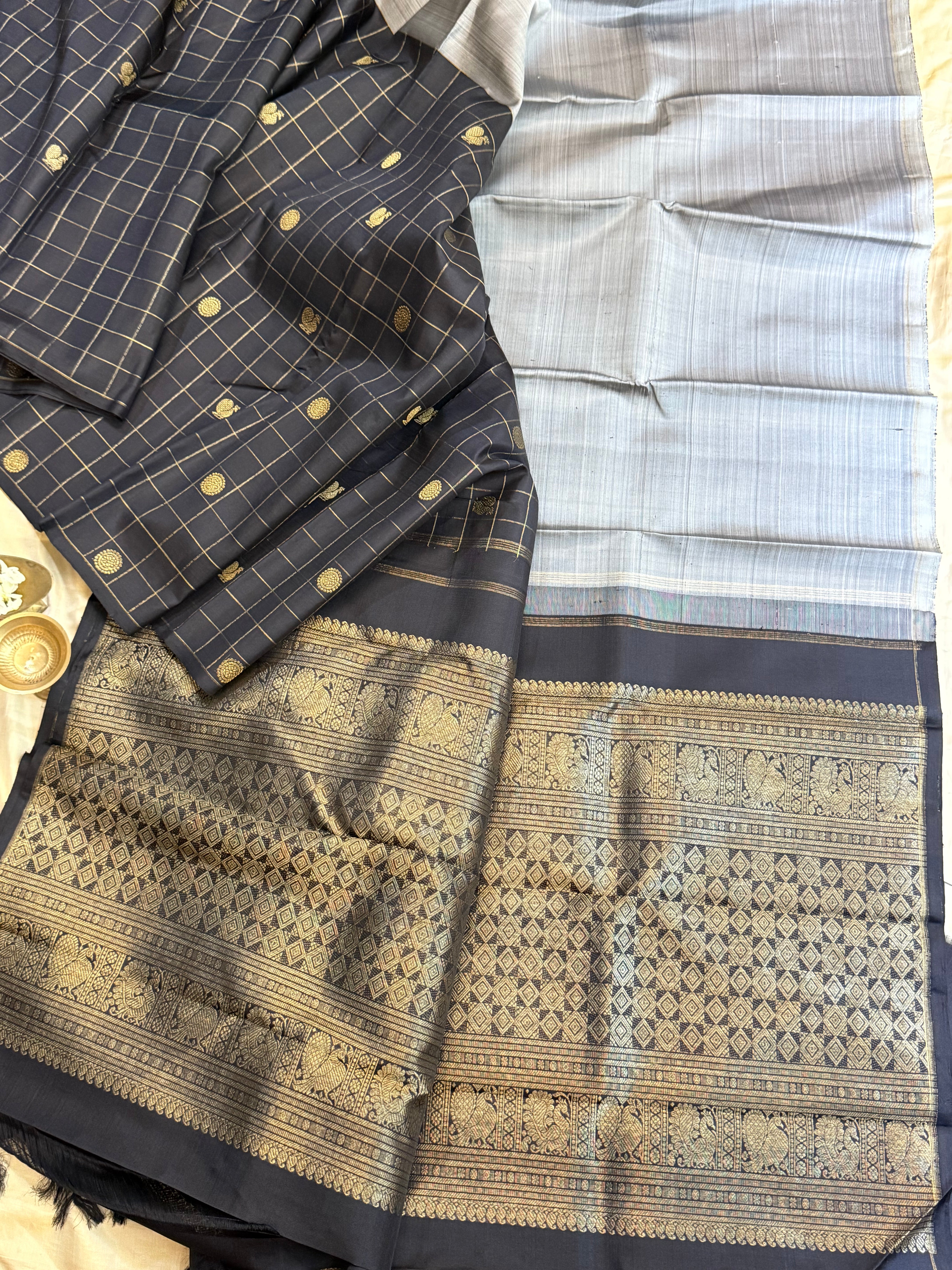 Grey and black kattam butta half an half/ Kanjipuram silk