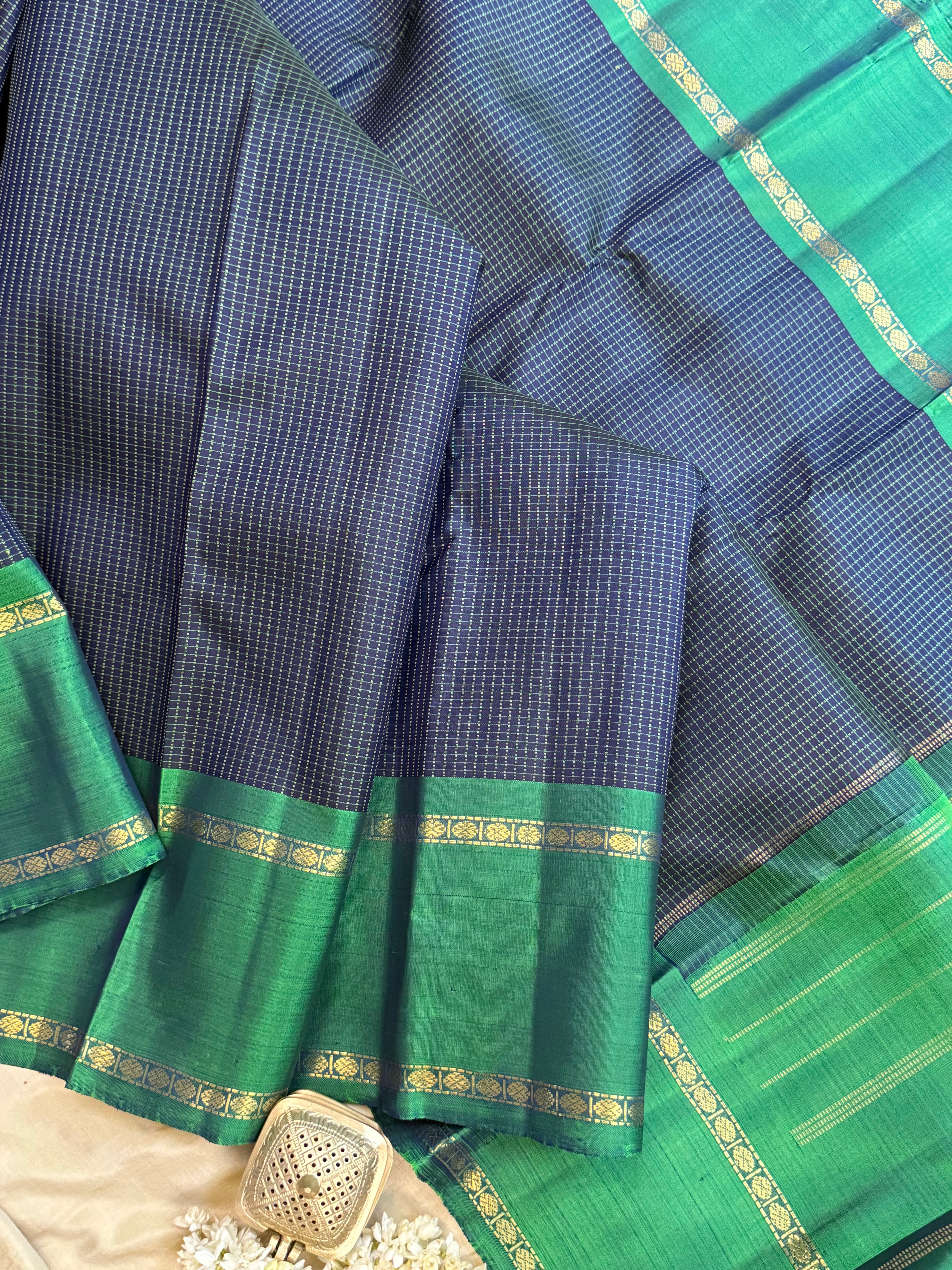 Deep blue kattam and green rettapet border / Kanjipuram silk
