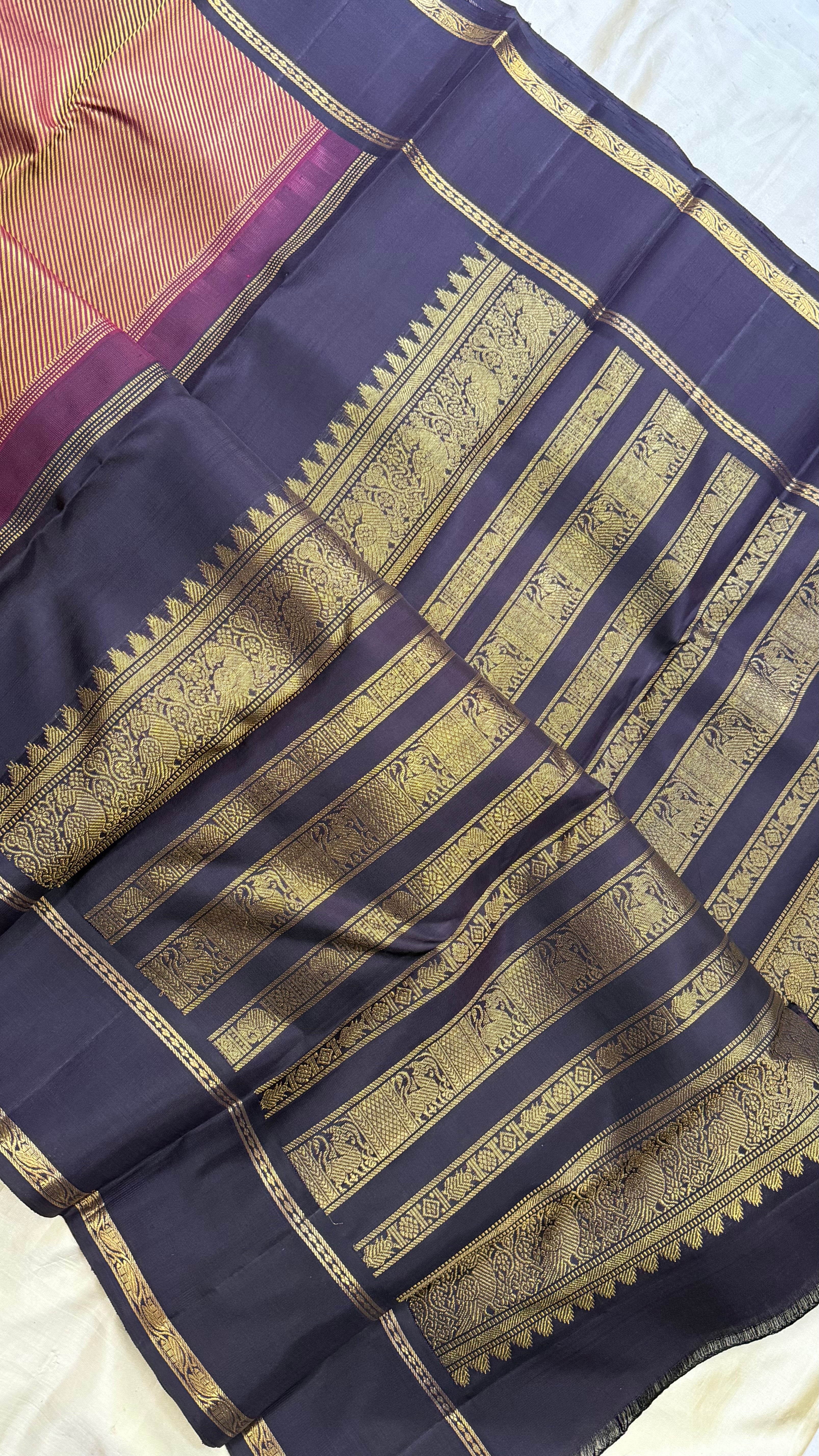 Wine shade Lehariya black border / Kanjipuram Silk