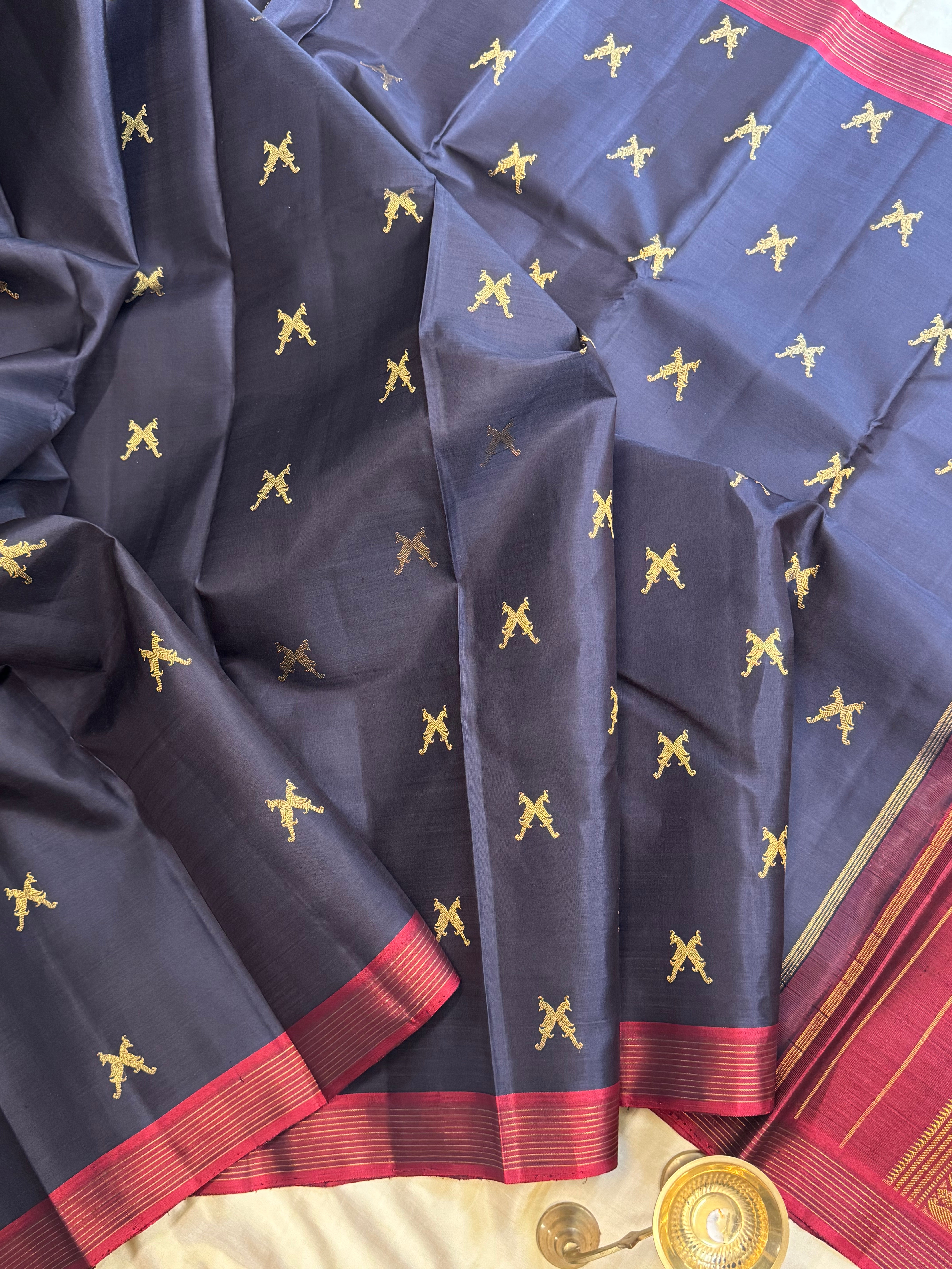 Carbon black Jodi kili / simple kanjipuram silk