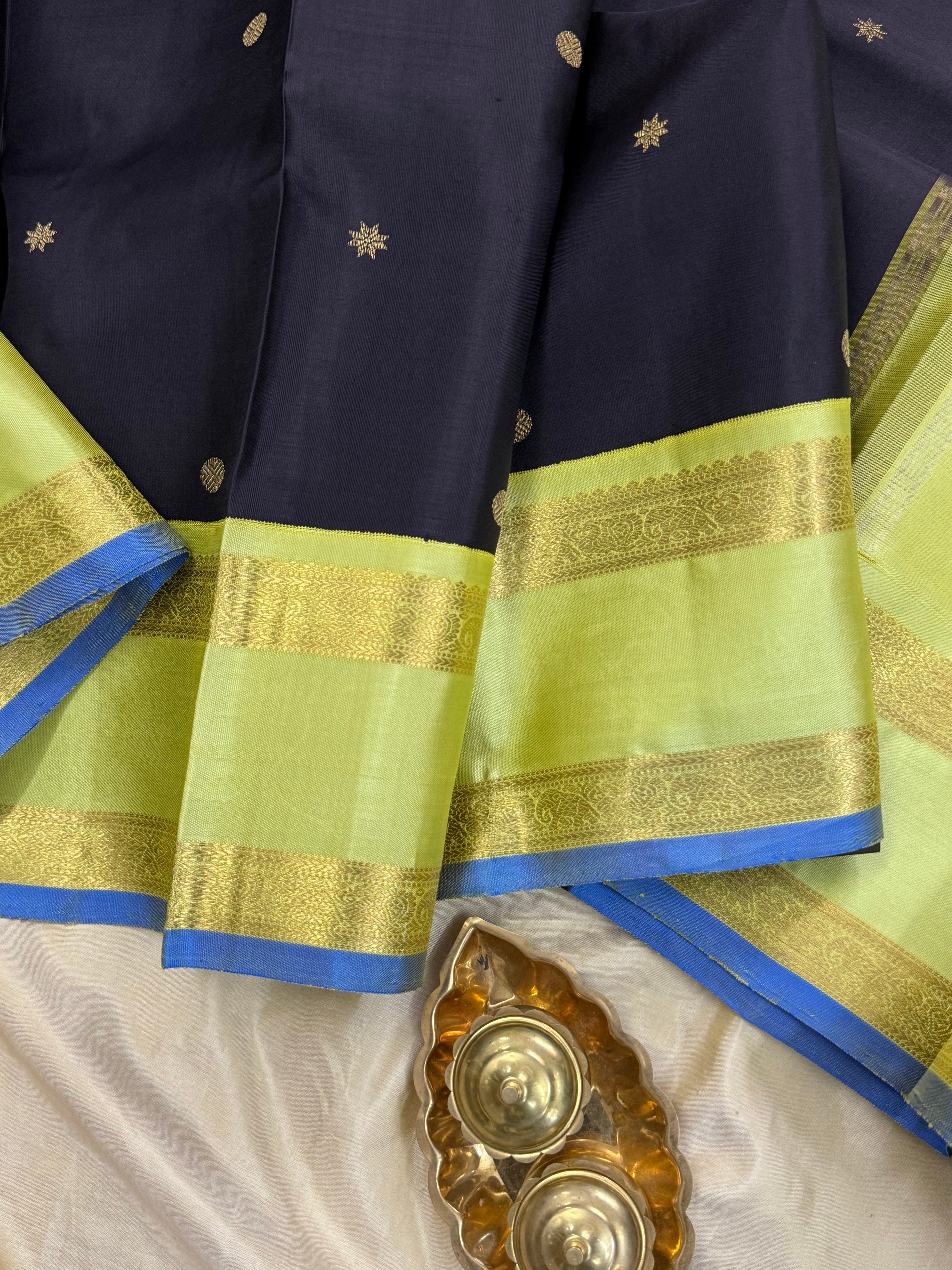 Black and lite green rettapet border/ Kanjipuram silk CL1345