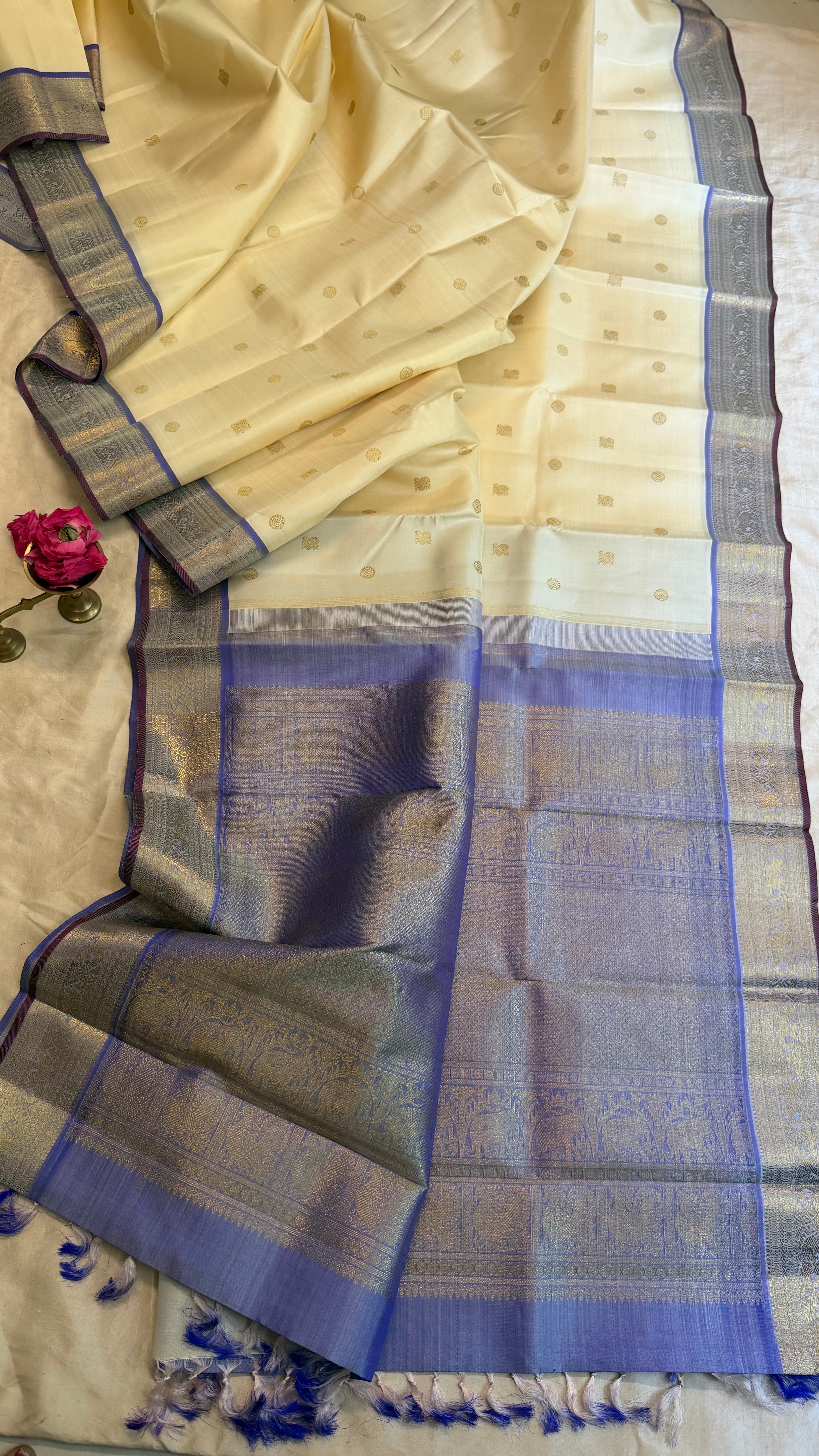 Venpattu series lavender border/ Kanjipuram sarees