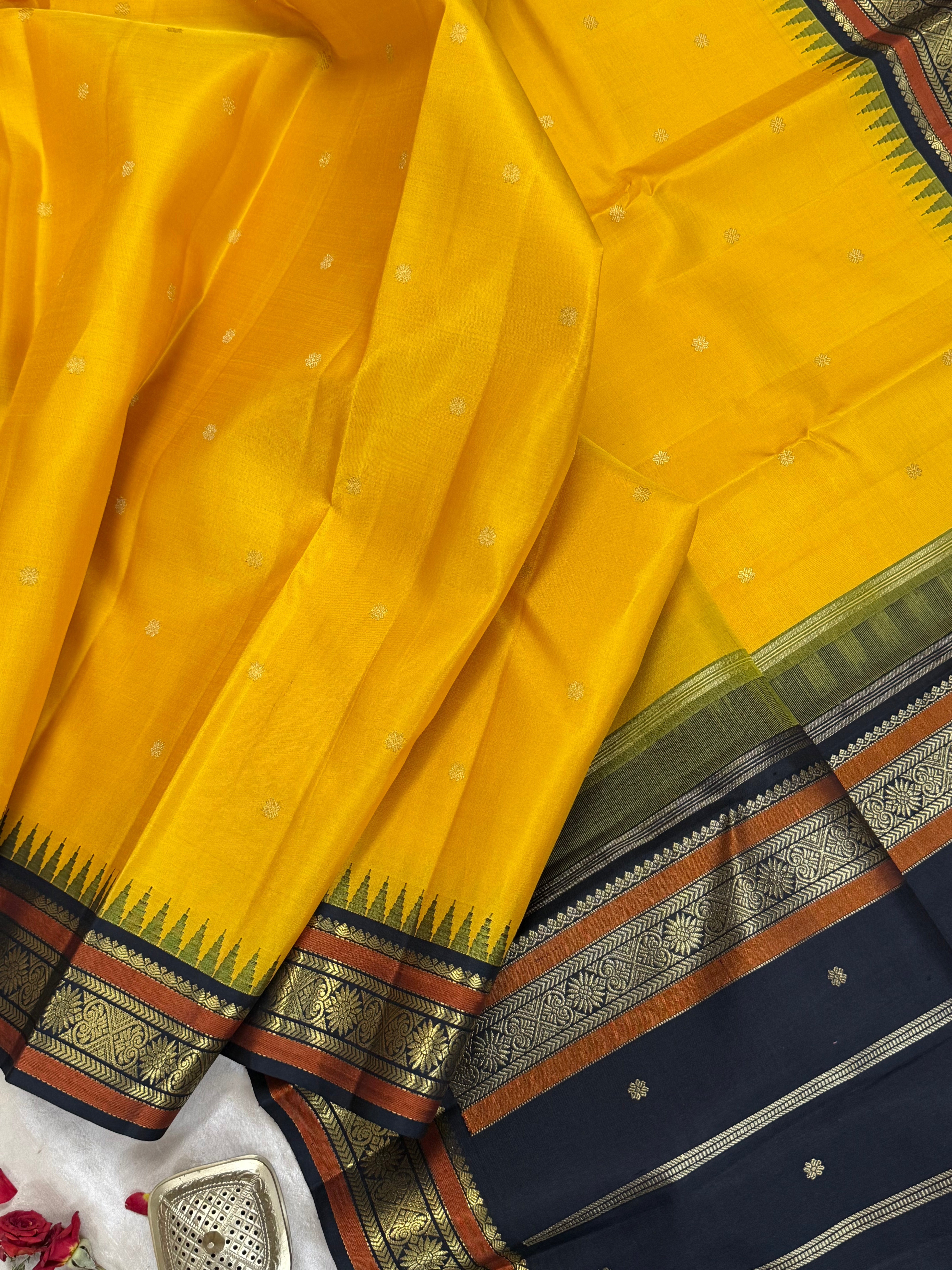 Mambalam manjal and black kai korvai / Kanjipuram silk