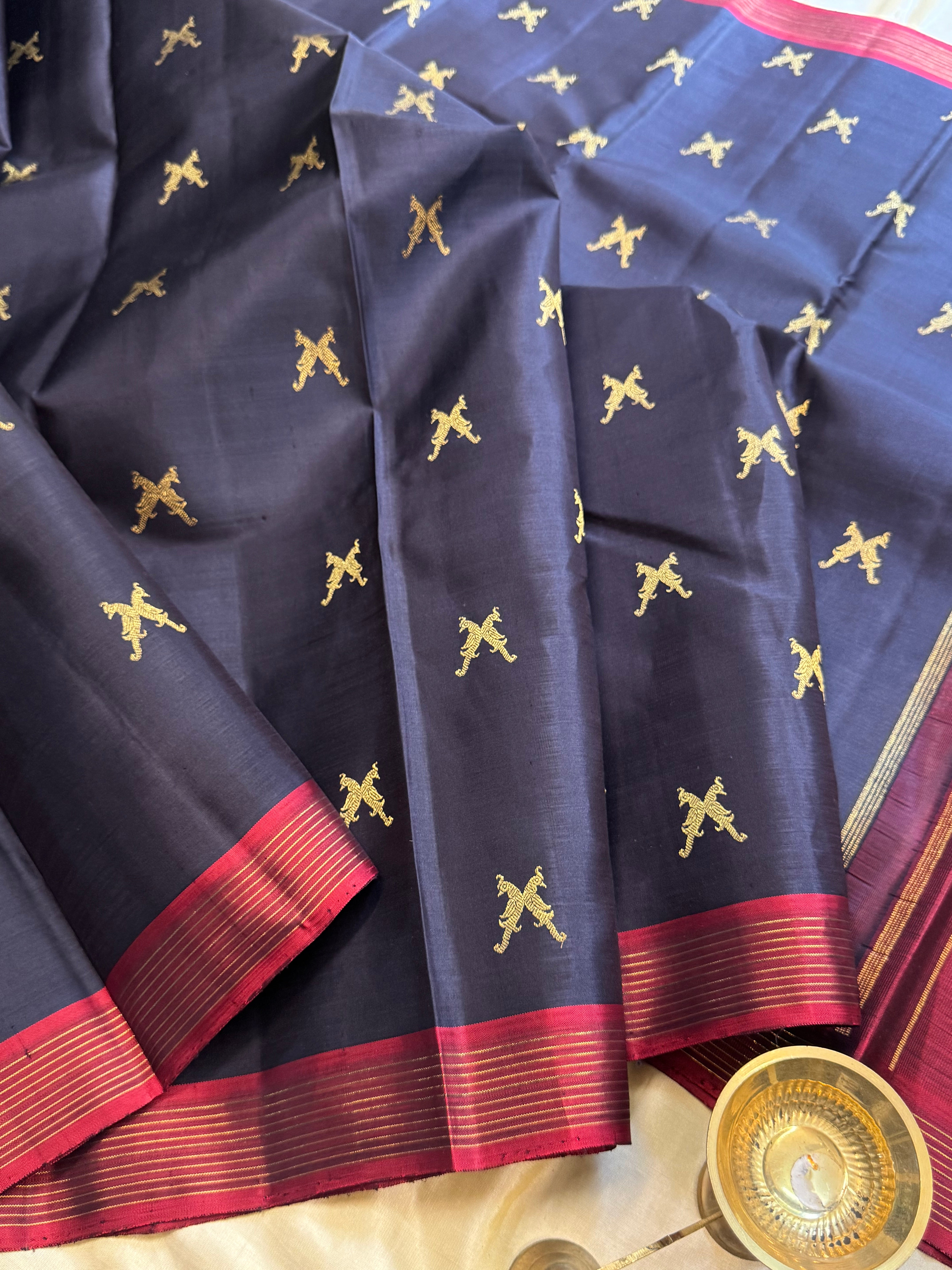 Carbon black Jodi kili / simple kanjipuram silk