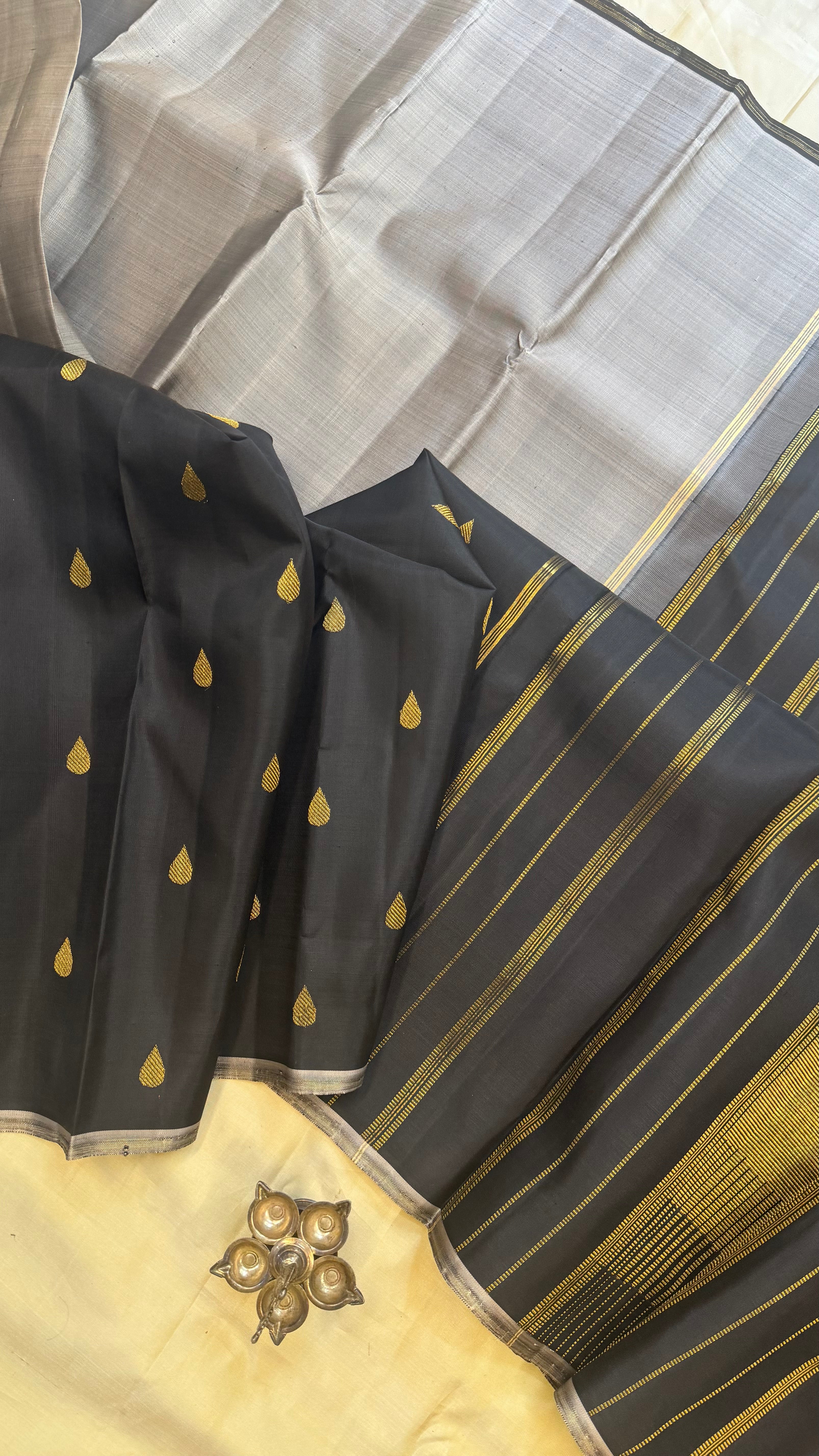 Half and half thilagam Butta / Kanjipuram silk