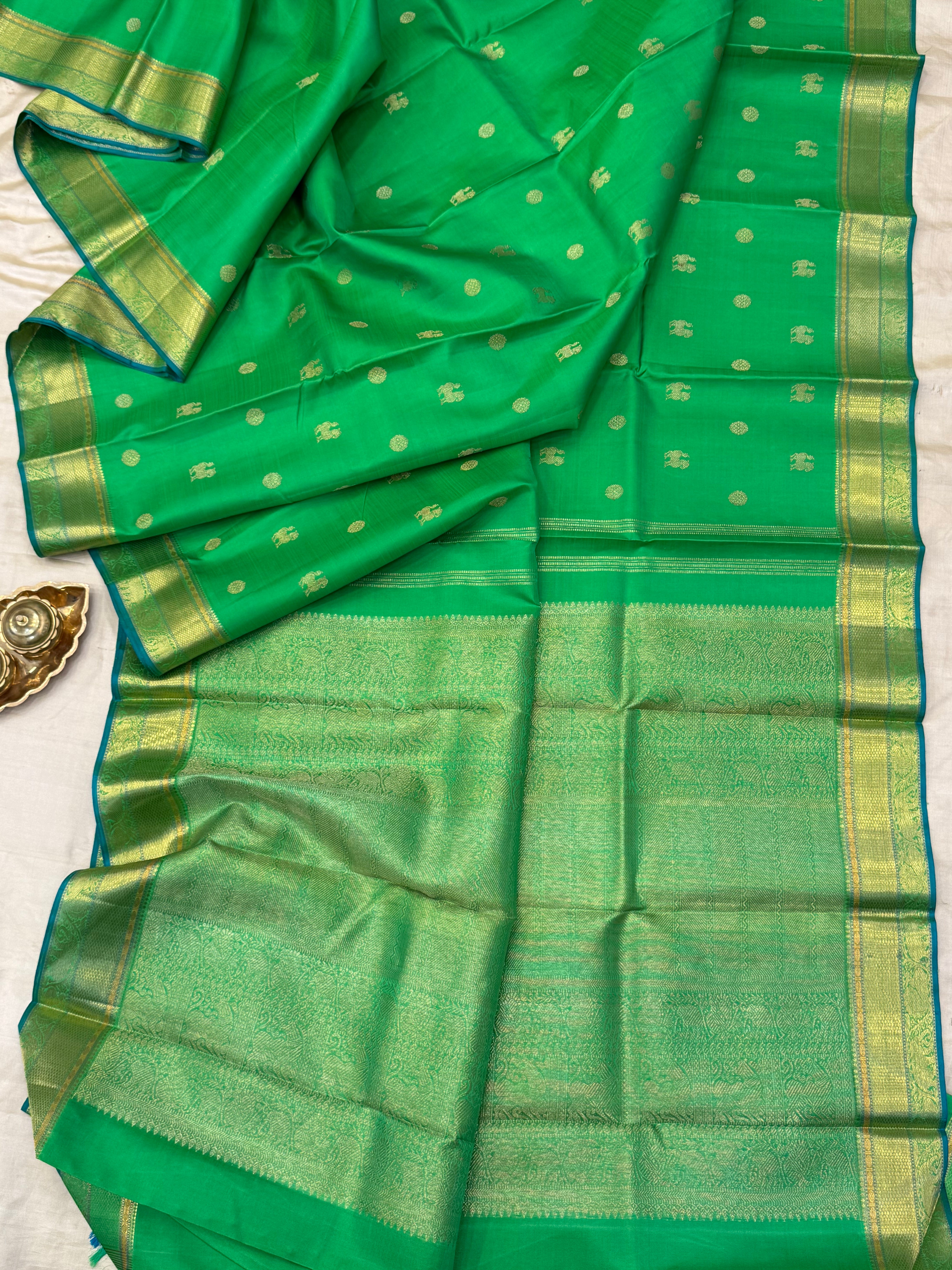Kalyani : parrot green Kodi pet / kanjipuram silk