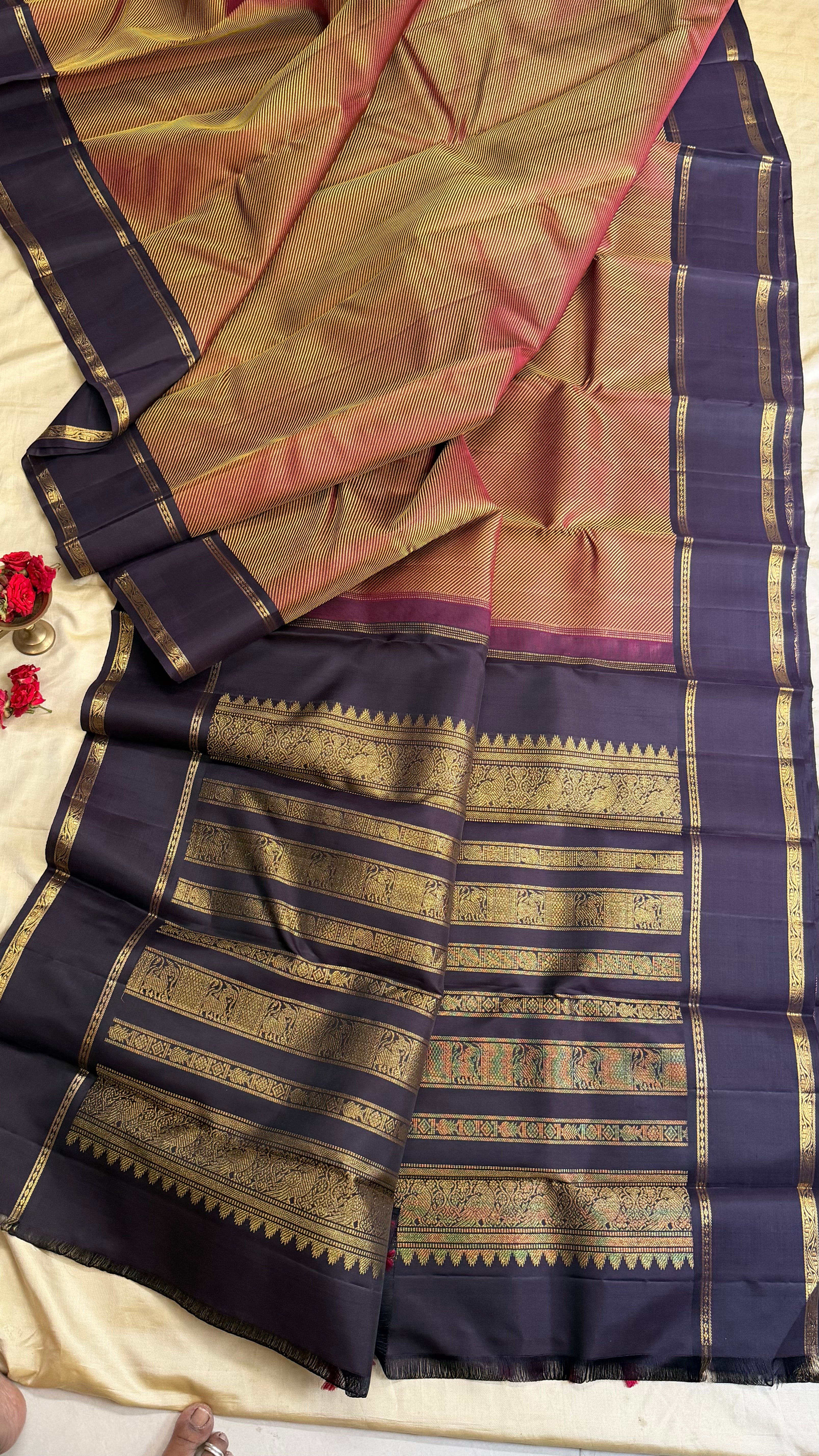 Wine shade Lehariya black border / Kanjipuram Silk
